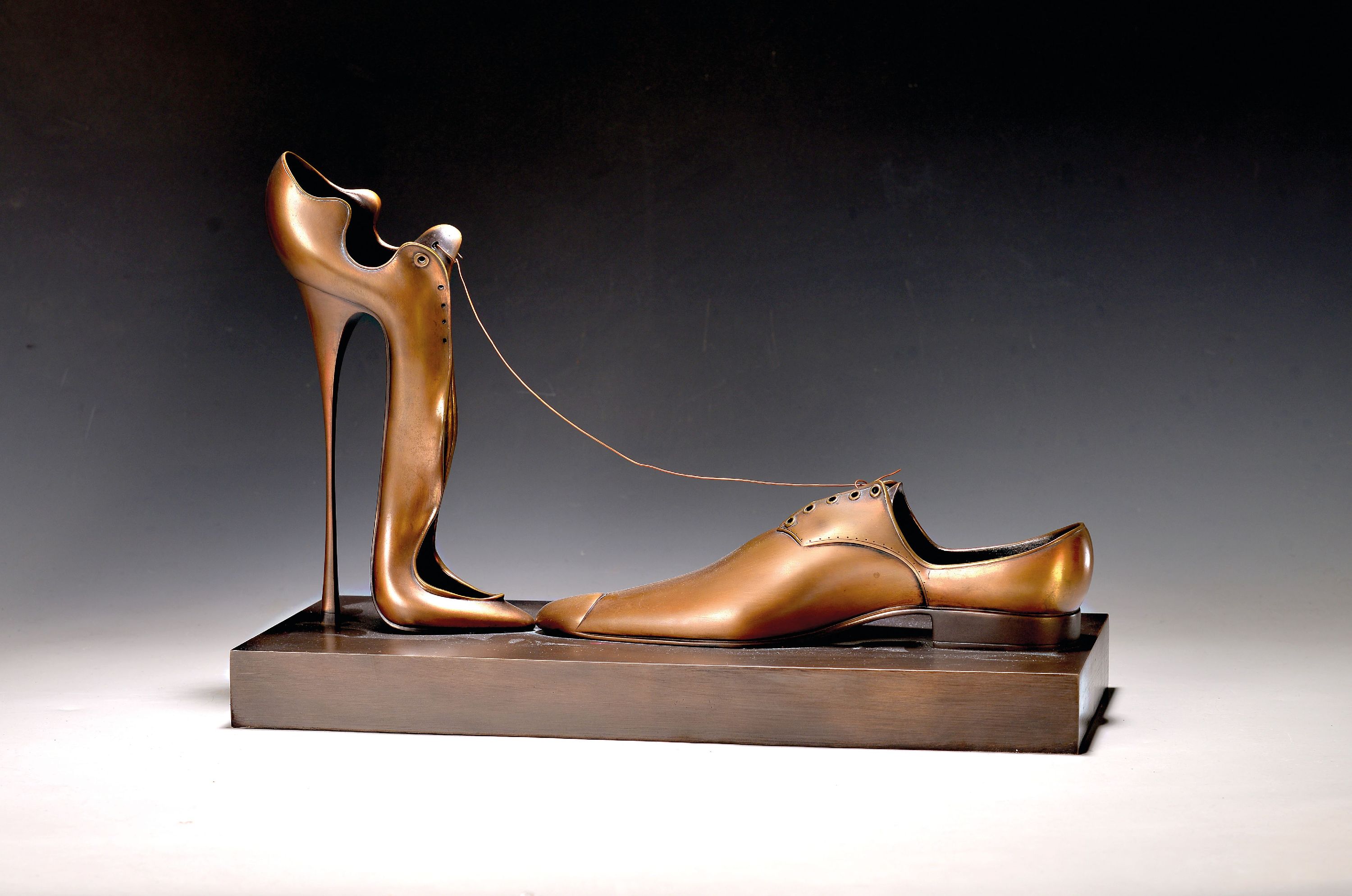 Detail k: Paul Wunderlich, 1927-2010, A Deux, Bronzeskulptur, signiert und num. 487/499, Gießerstempel Venturi Arte, WVZ Spielmann Nr. 101 a, ca. 29x44x18cm