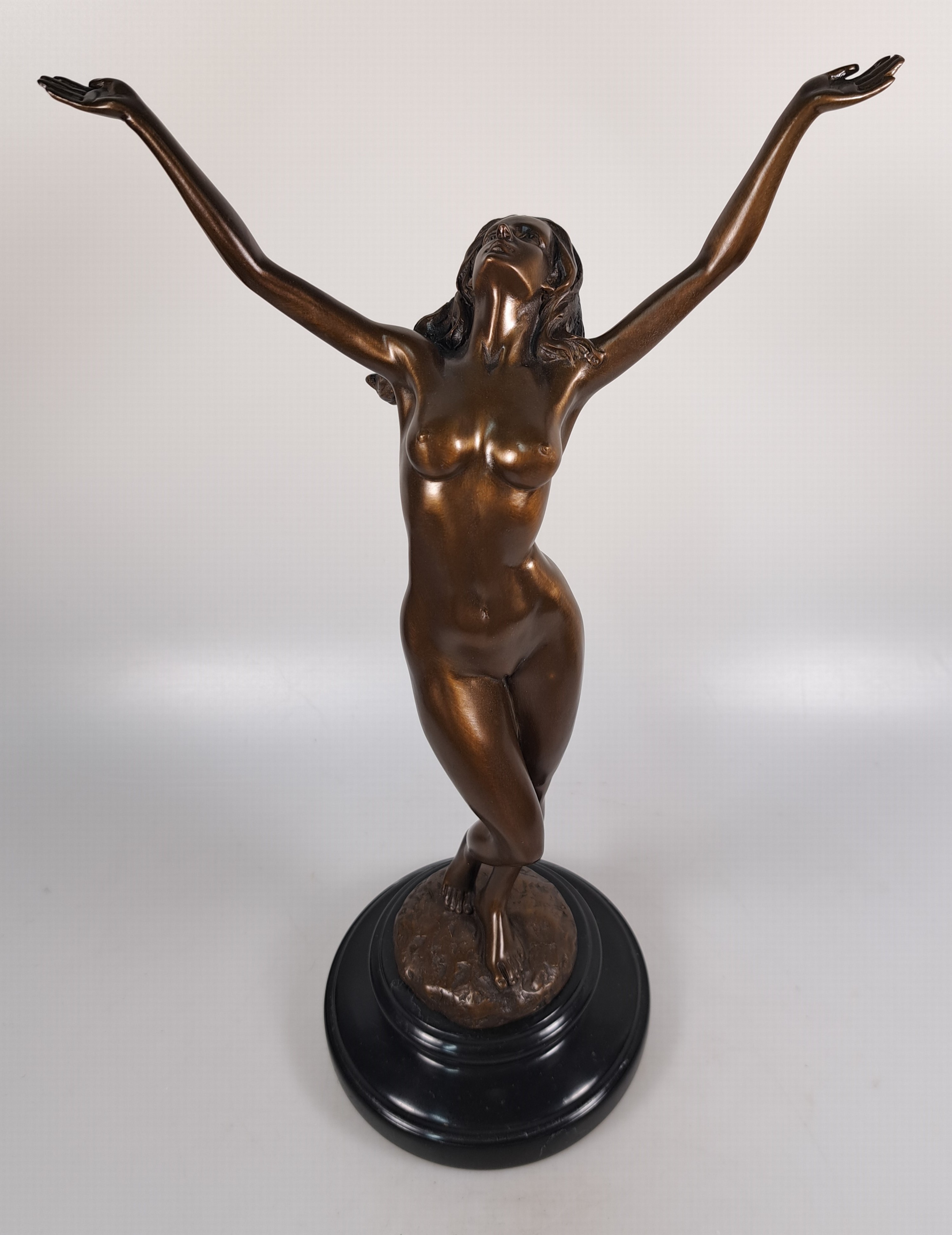 Detail a: Raymondo, zeitgen. Bildhauer, stehender weiblicher Akt, Bronzeskulptur, sign., Steinsockel, Gesamth. ca. 36cm