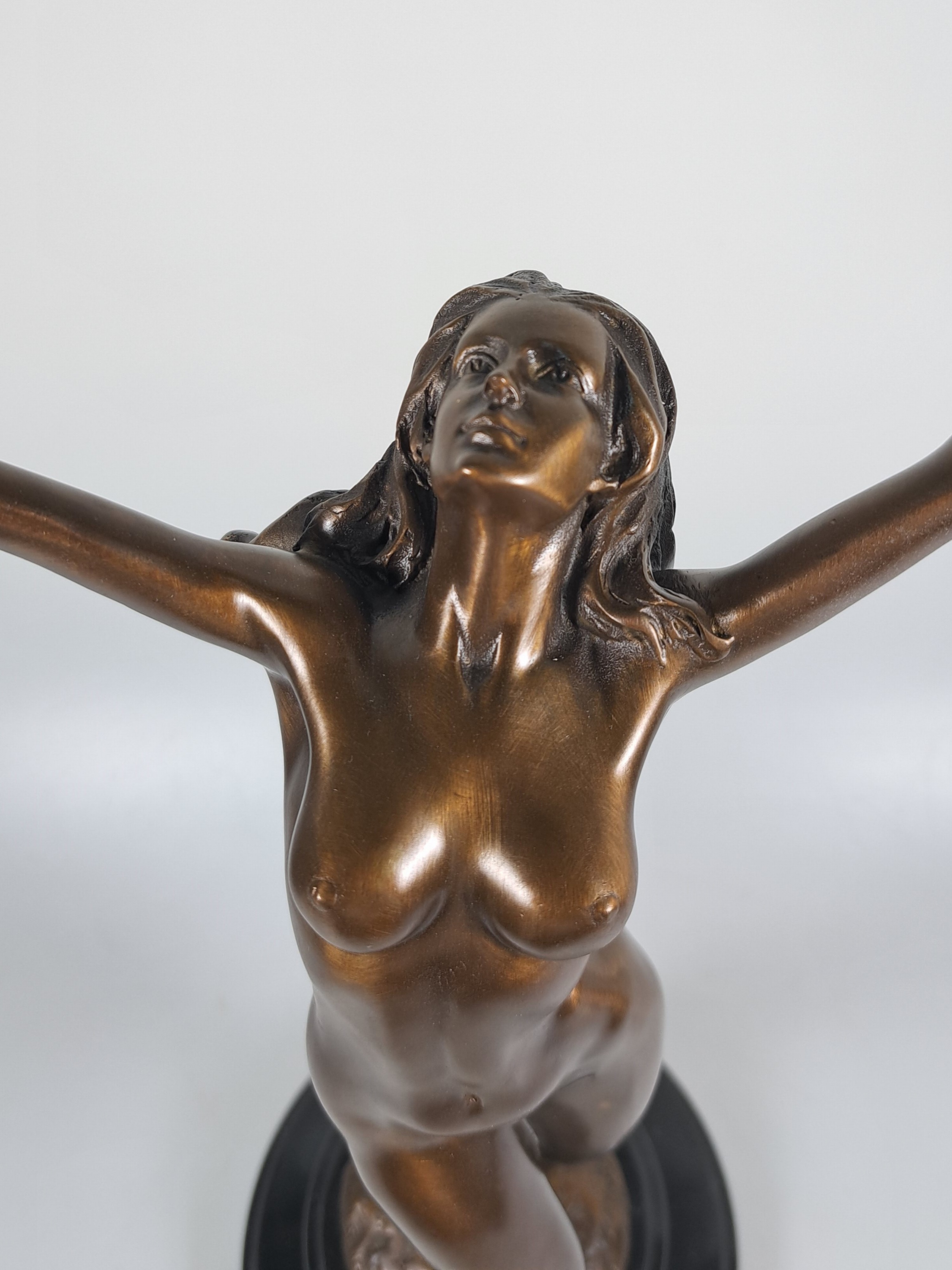 Detail b: Raymondo, zeitgen. Bildhauer, stehender weiblicher Akt, Bronzeskulptur, sign., Steinsockel, Gesamth. ca. 36cm