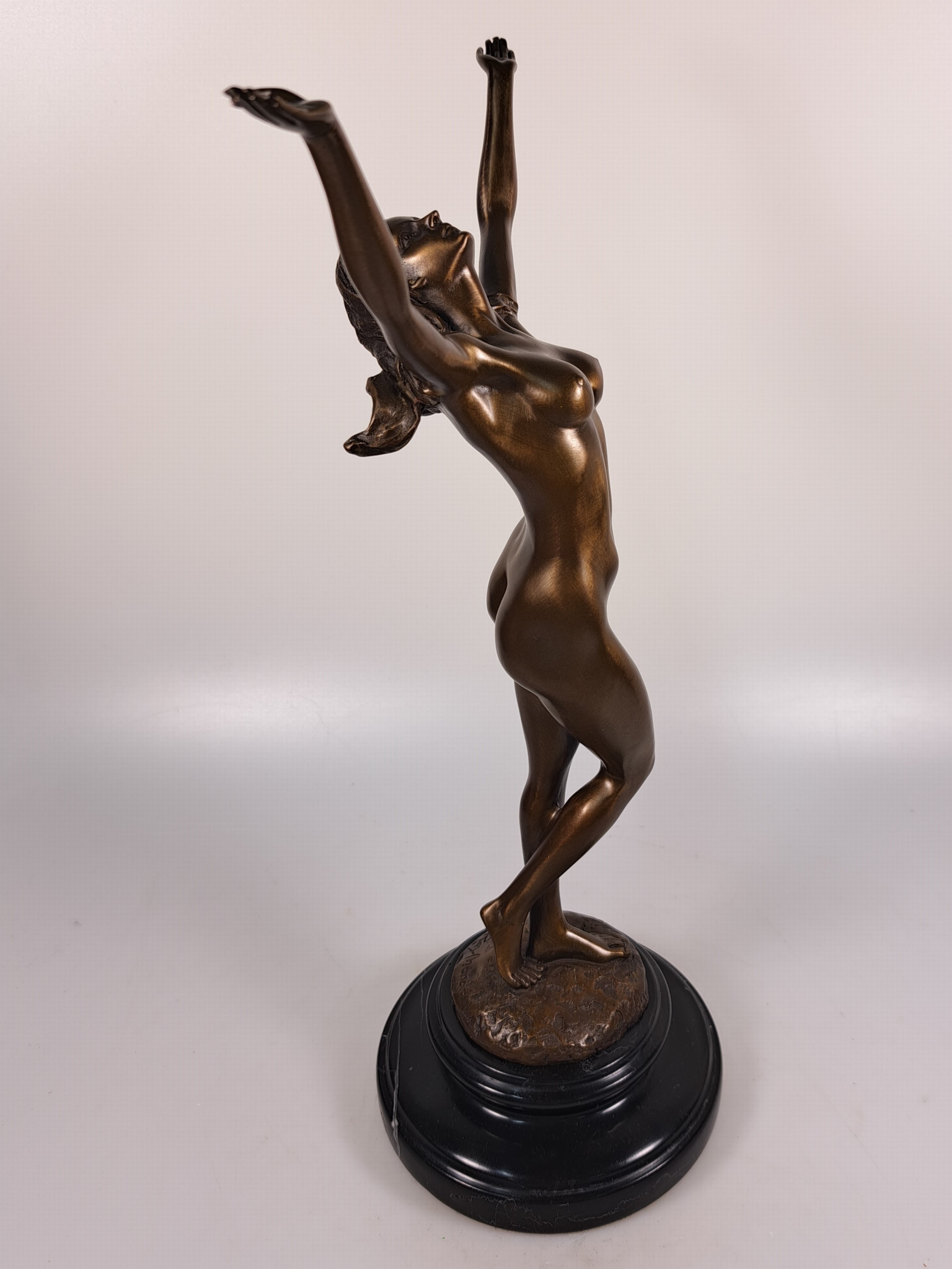 Detail c: Raymondo, zeitgen. Bildhauer, stehender weiblicher Akt, Bronzeskulptur, sign., Steinsockel, Gesamth. ca. 36cm