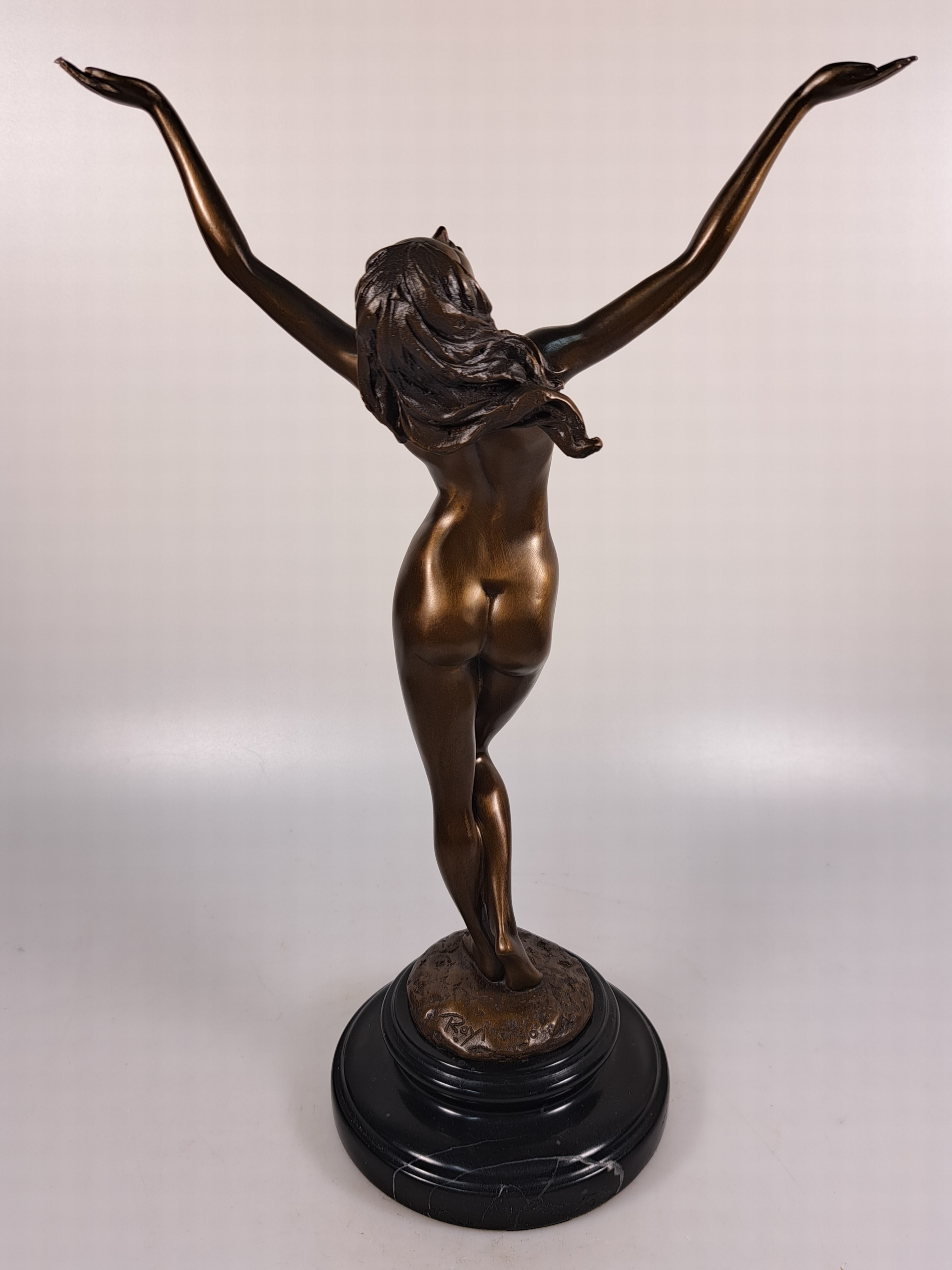 Detail d: Raymondo, zeitgen. Bildhauer, stehender weiblicher Akt, Bronzeskulptur, sign., Steinsockel, Gesamth. ca. 36cm