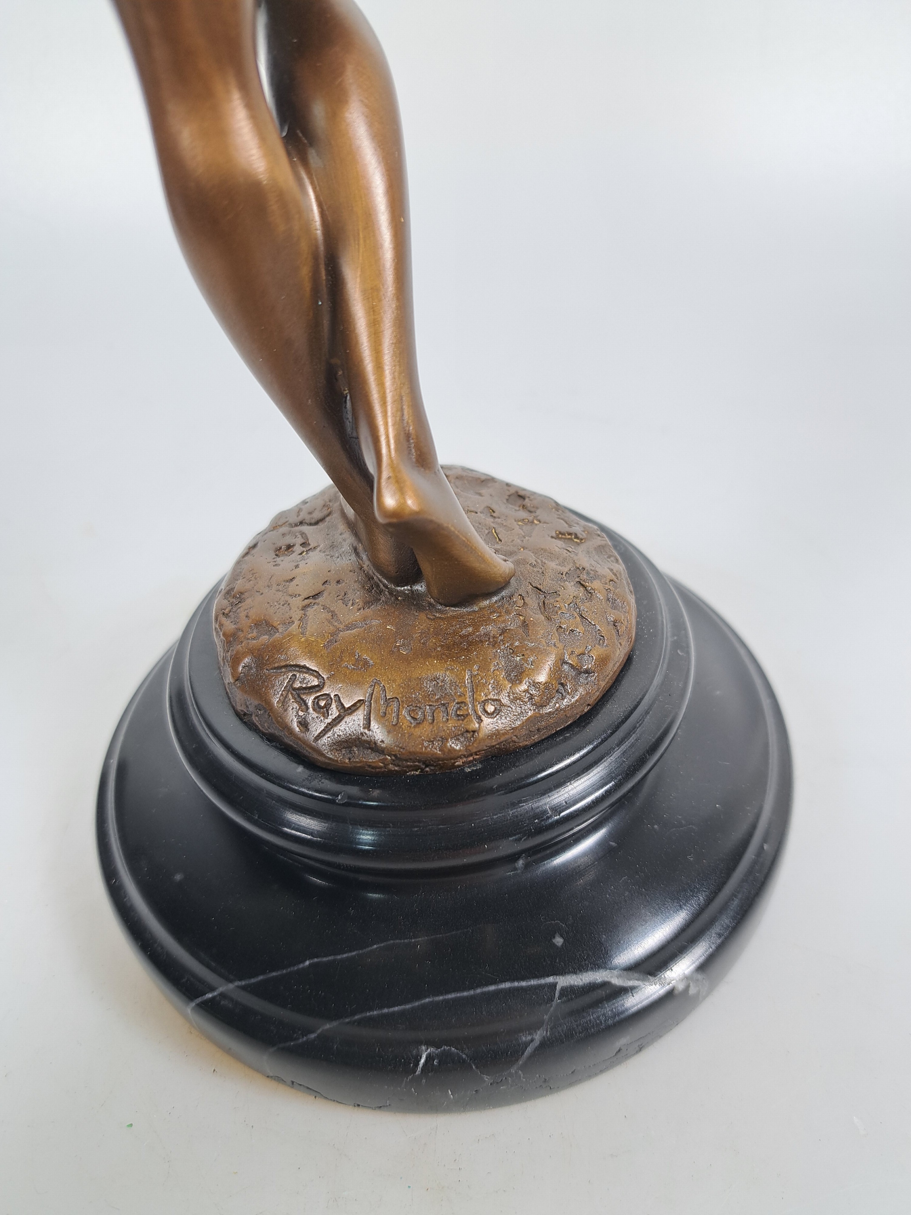 Detail e: Raymondo, zeitgen. Bildhauer, stehender weiblicher Akt, Bronzeskulptur, sign., Steinsockel, Gesamth. ca. 36cm