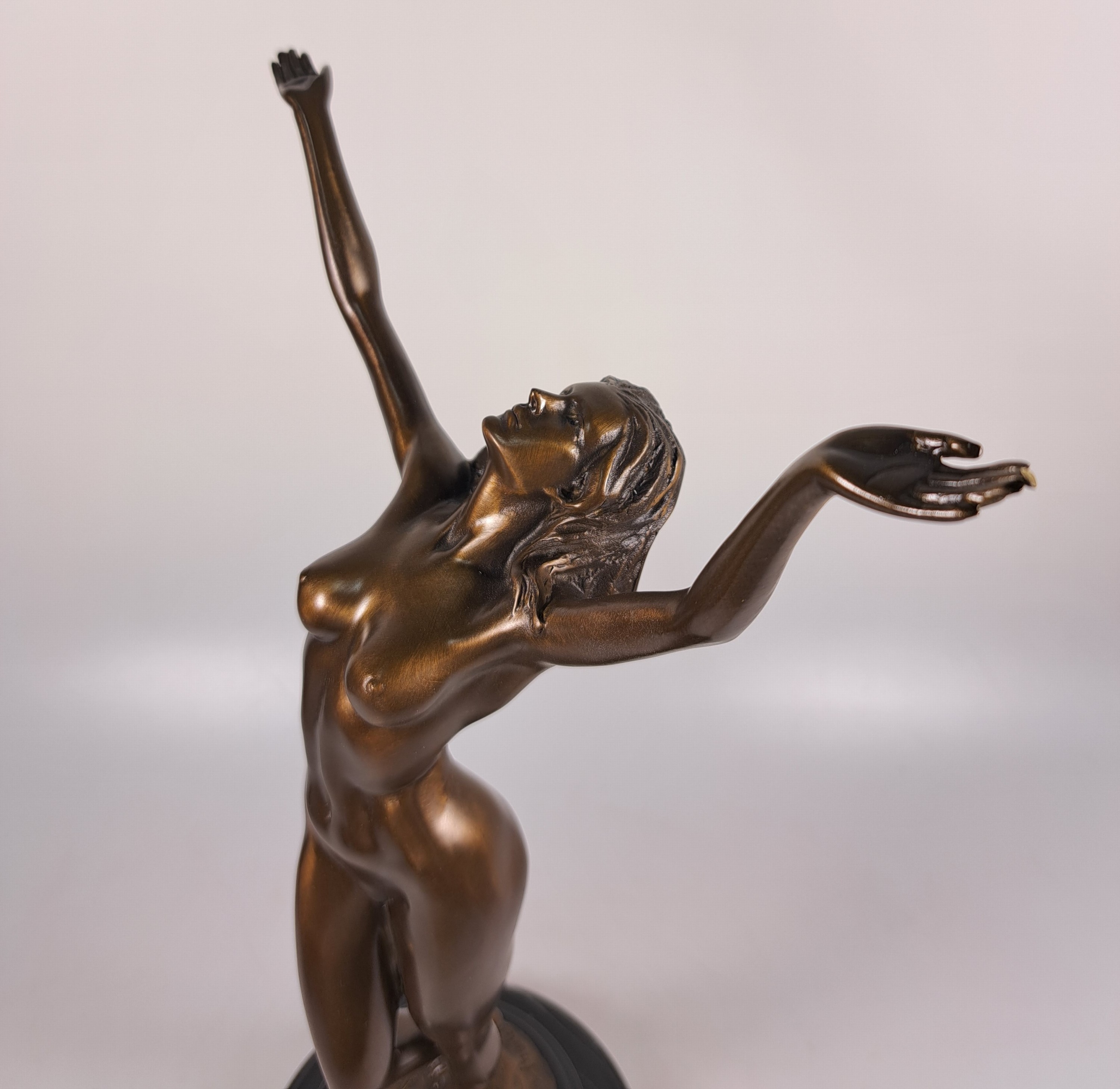 Detail g: Raymondo, zeitgen. Bildhauer, stehender weiblicher Akt, Bronzeskulptur, sign., Steinsockel, Gesamth. ca. 36cm