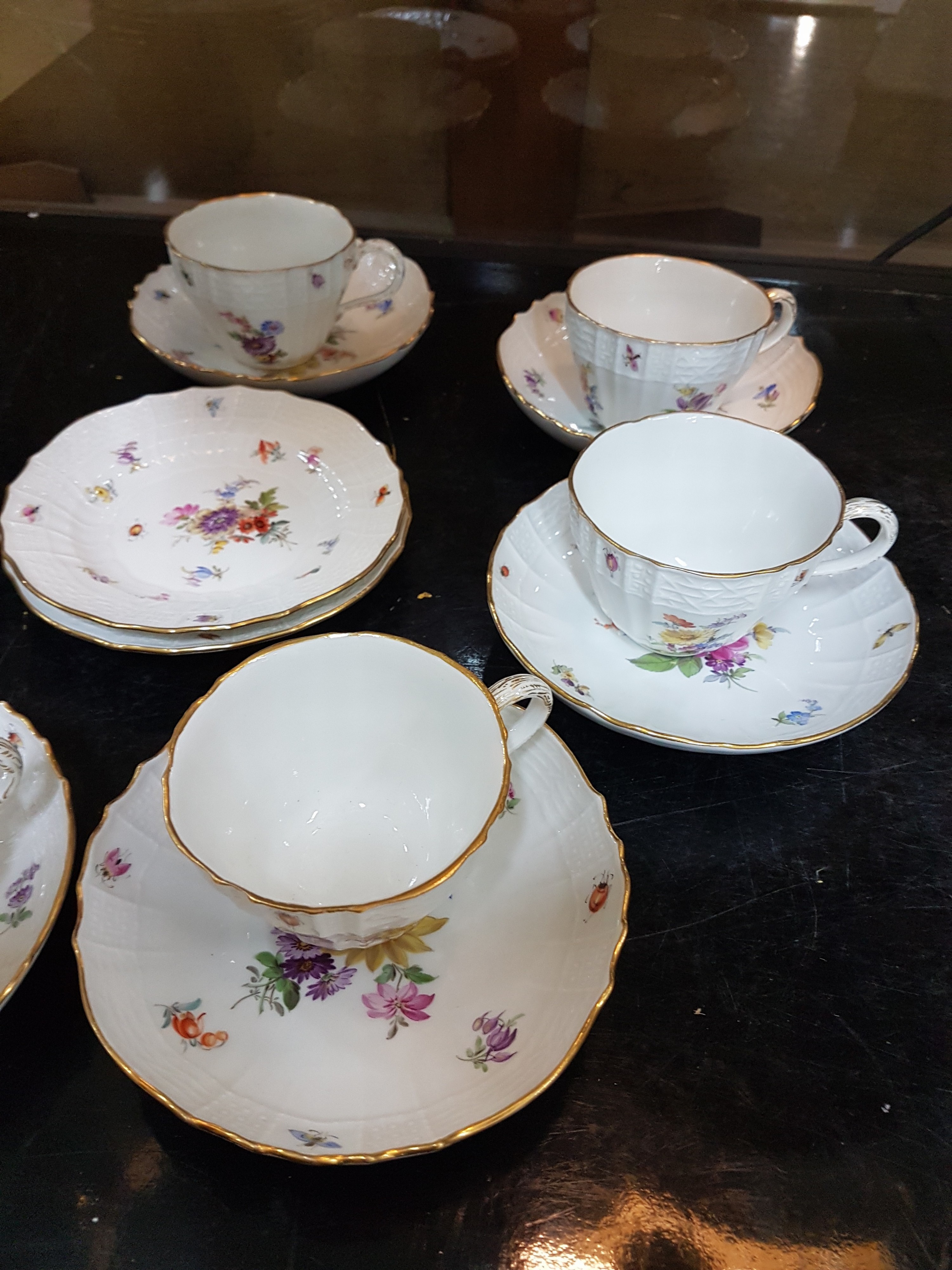 Detail a: 5 Kaffeegedecke, Meissen, um 1900, 1. Wahl, reliefierter Rand, bunt bemalt mit Blumenbuketts, gestreuten Blumen und Insekten, Goldränder, 5 Tassen ...