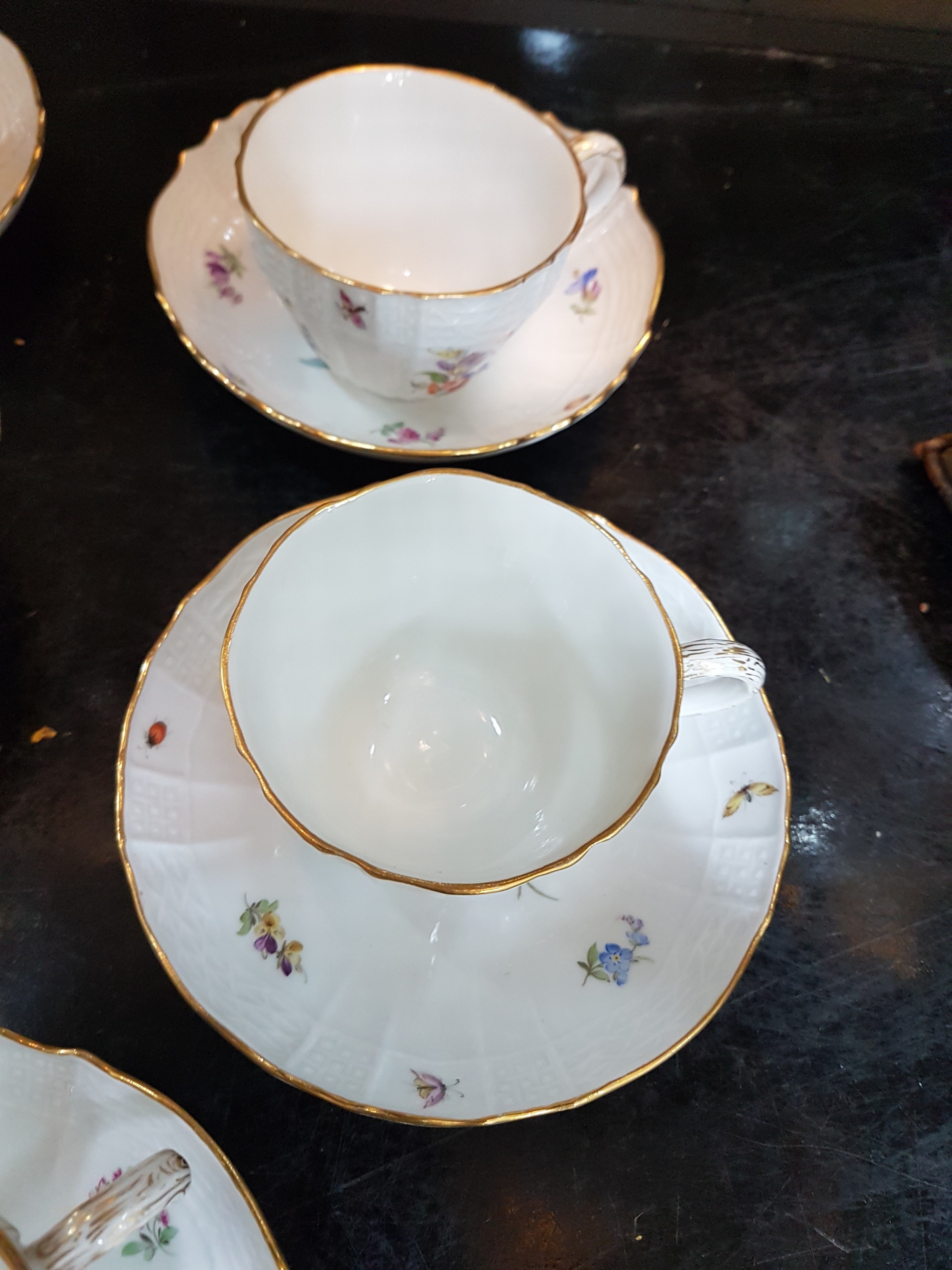 Detail b: 5 Kaffeegedecke, Meissen, um 1900, 1. Wahl, reliefierter Rand, bunt bemalt mit Blumenbuketts, gestreuten Blumen und Insekten, Goldränder, 5 Tassen ...