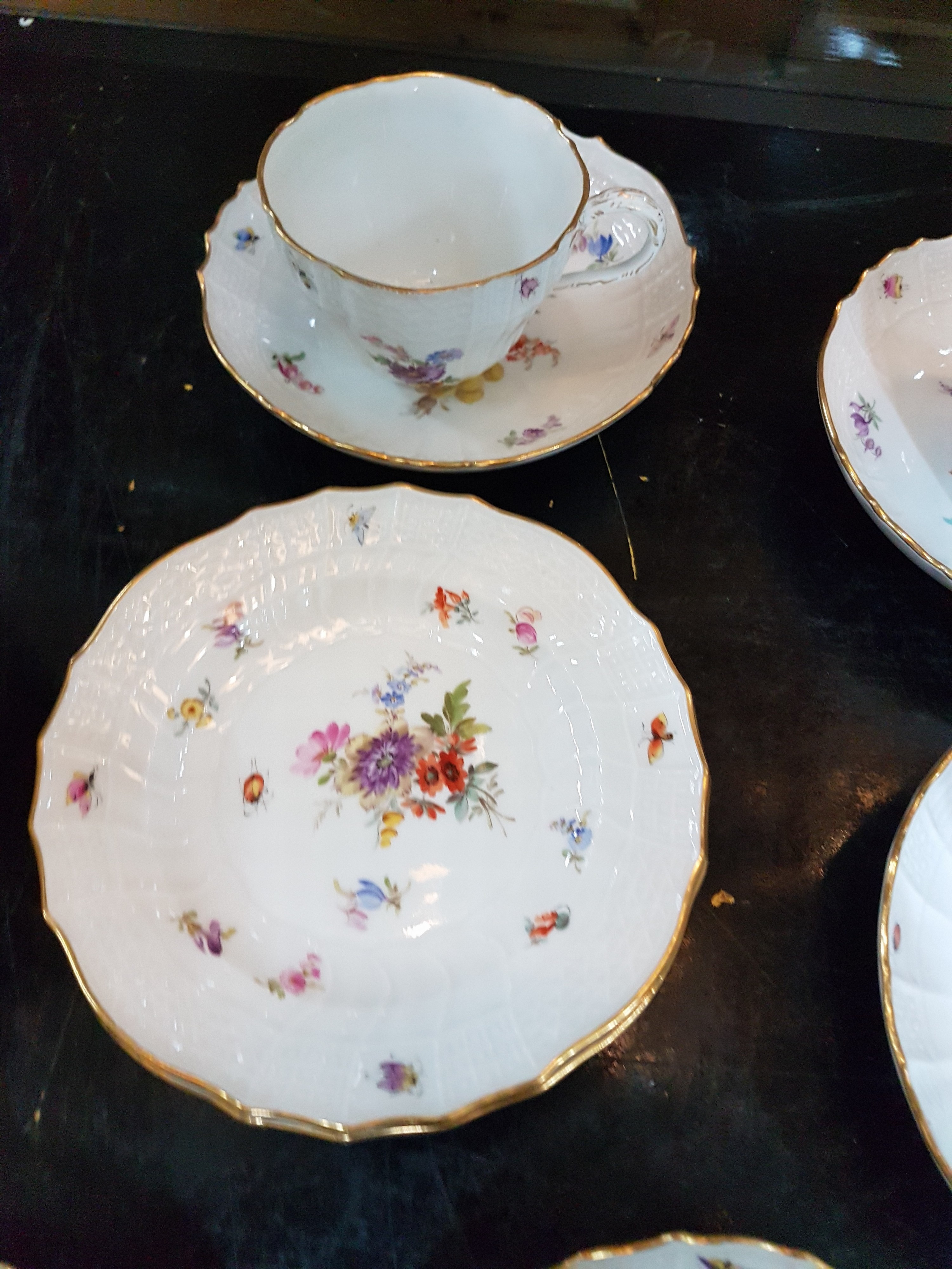 Detail c: 5 Kaffeegedecke, Meissen, um 1900, 1. Wahl, reliefierter Rand, bunt bemalt mit Blumenbuketts, gestreuten Blumen und Insekten, Goldränder, 5 Tassen ...