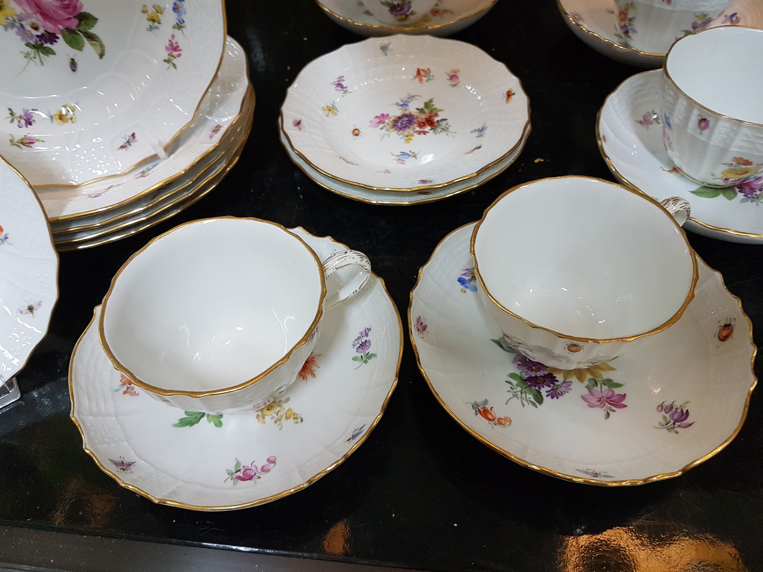 Detail d: 5 Kaffeegedecke, Meissen, um 1900, 1. Wahl, reliefierter Rand, bunt bemalt mit Blumenbuketts, gestreuten Blumen und Insekten, Goldränder, 5 Tassen ...