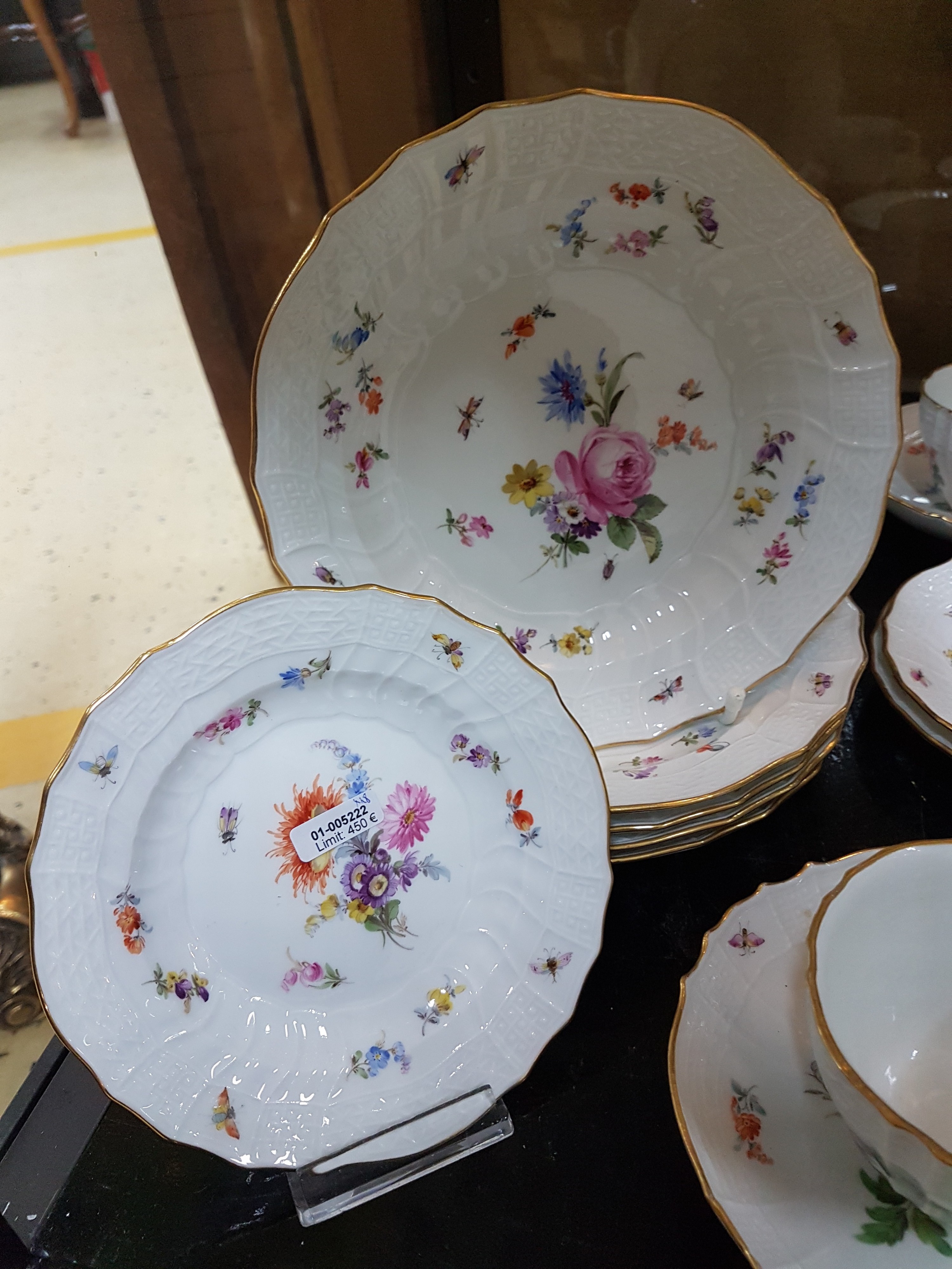 Detail e: 5 Kaffeegedecke, Meissen, um 1900, 1. Wahl, reliefierter Rand, bunt bemalt mit Blumenbuketts, gestreuten Blumen und Insekten, Goldränder, 5 Tassen ...