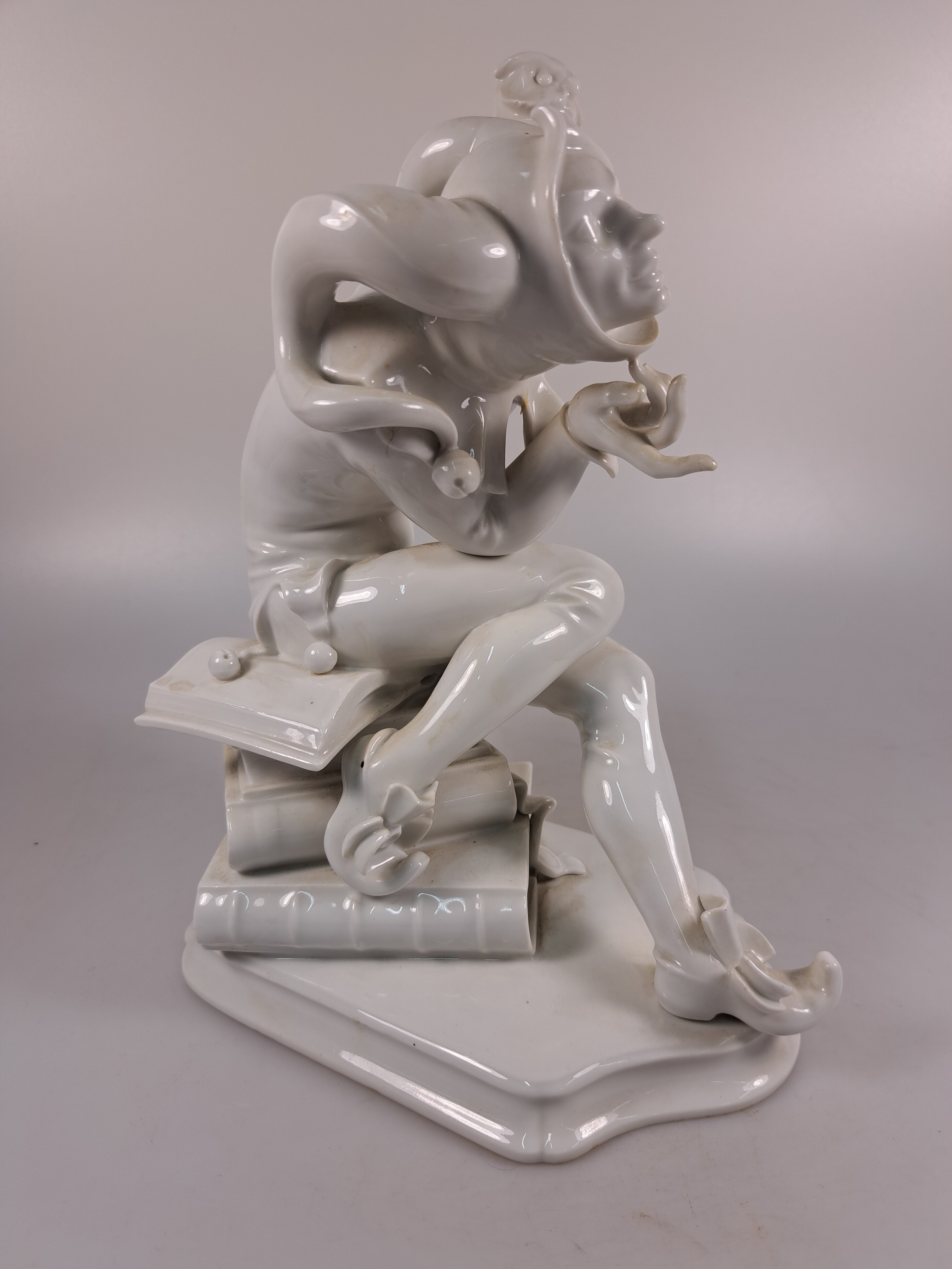 Detail a: Porzellanfigur Till Eulenspiegel, Meissen, 20. Jh., Entwurf Alexander Struck 1941, 2. Wahl, weiß, hintere Hand beschädigt, H. ca. 23cm