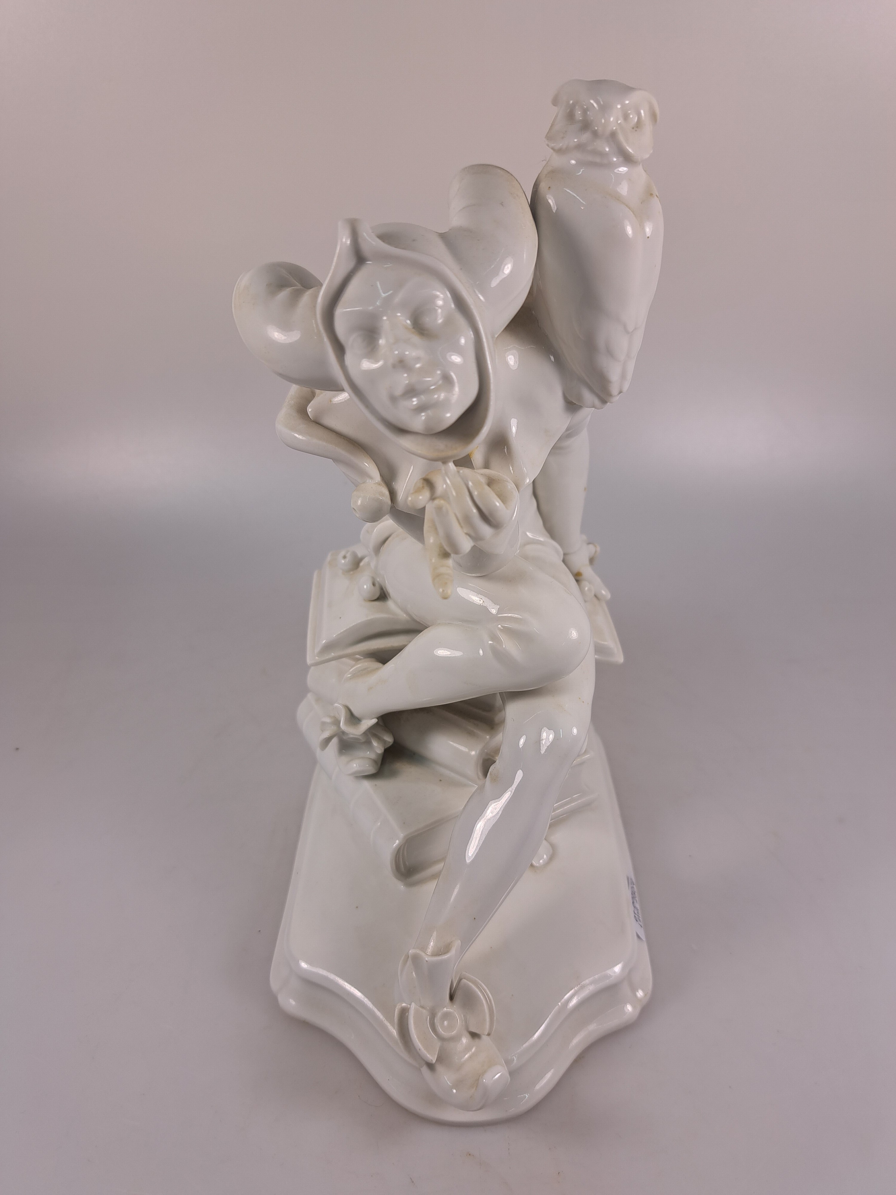 Detail b: Porzellanfigur Till Eulenspiegel, Meissen, 20. Jh., Entwurf Alexander Struck 1941, 2. Wahl, weiß, hintere Hand beschädigt, H. ca. 23cm