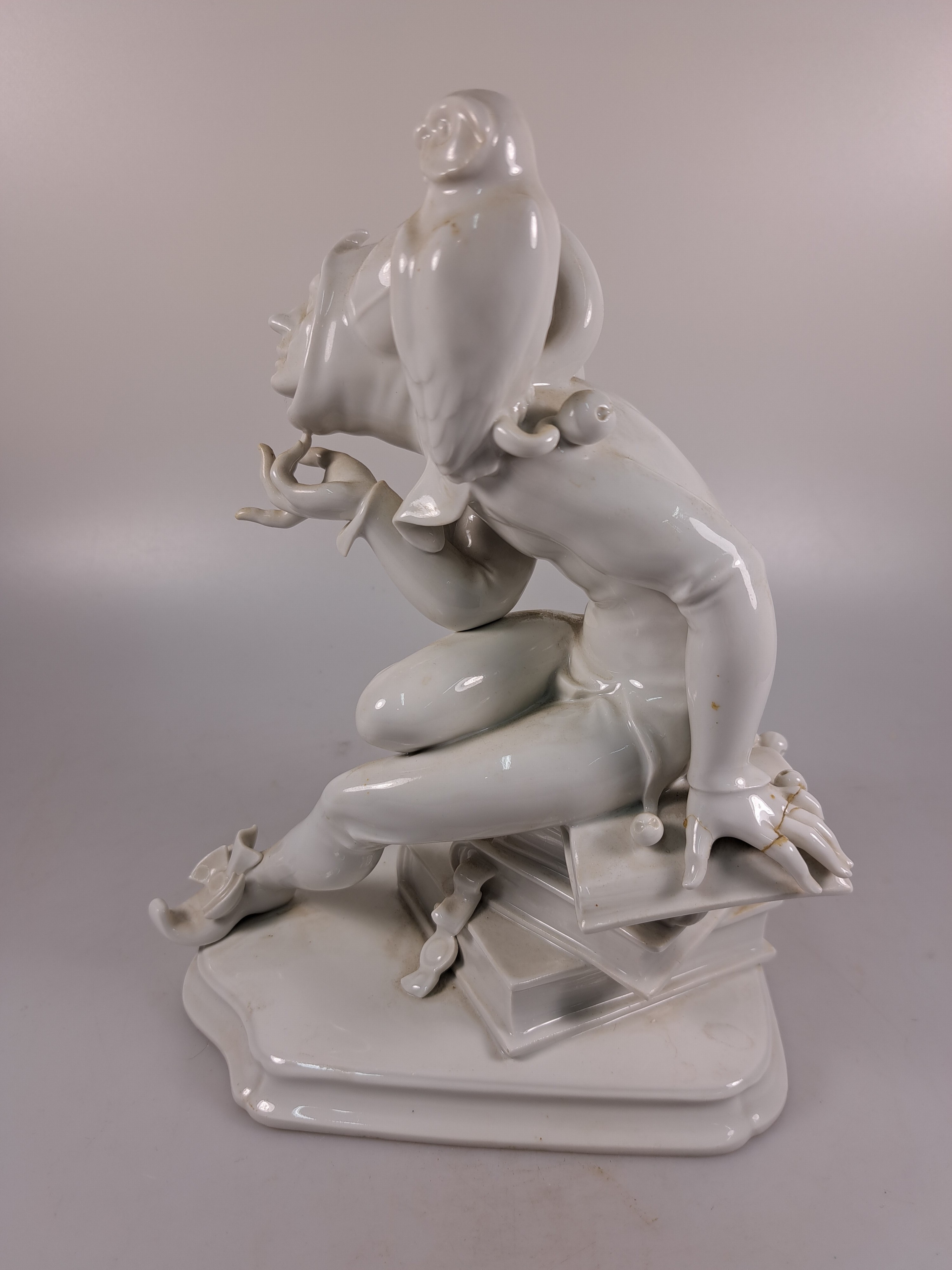 Detail c: Porzellanfigur Till Eulenspiegel, Meissen, 20. Jh., Entwurf Alexander Struck 1941, 2. Wahl, weiß, hintere Hand beschädigt, H. ca. 23cm