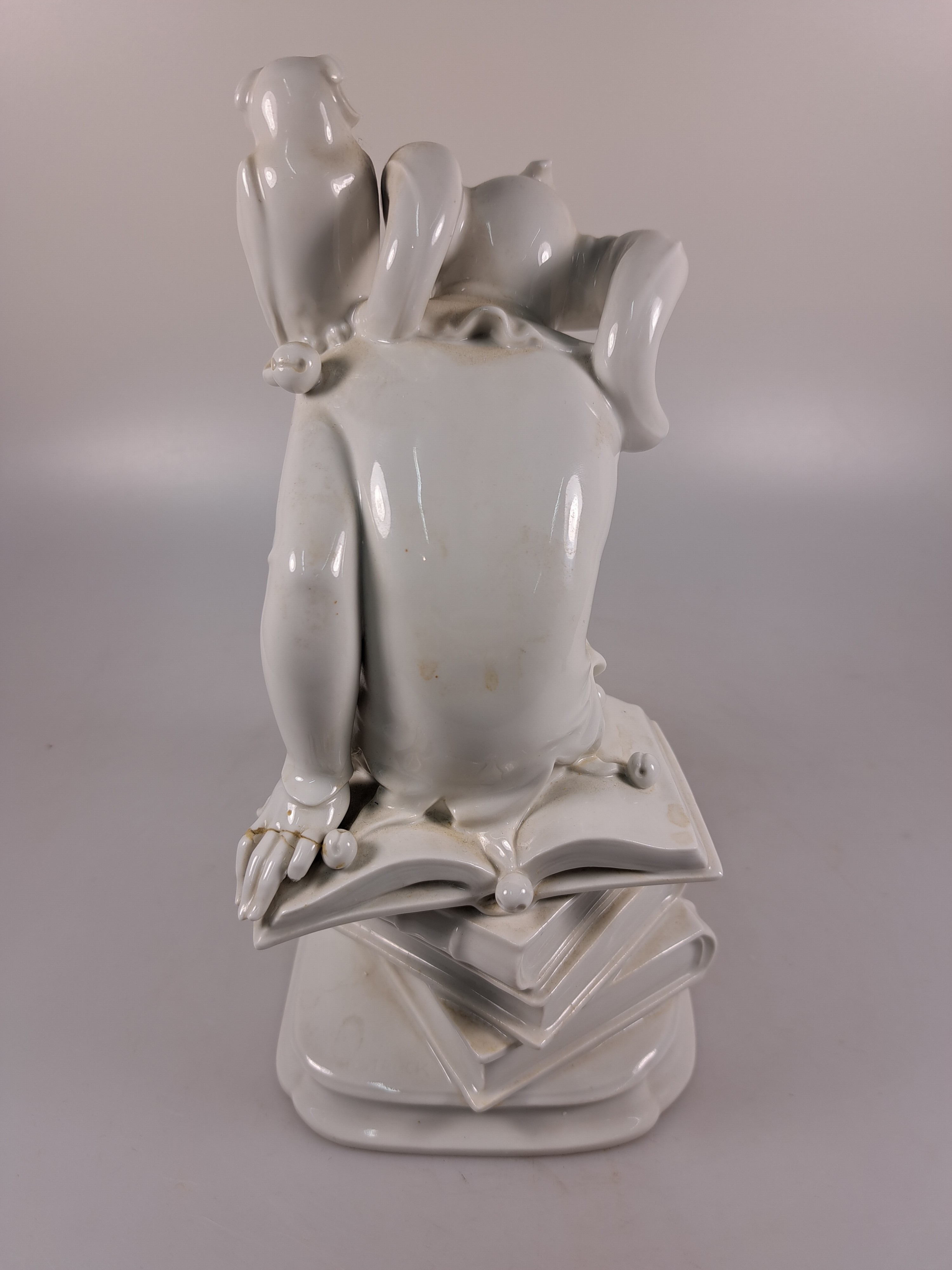 Detail d: Porzellanfigur Till Eulenspiegel, Meissen, 20. Jh., Entwurf Alexander Struck 1941, 2. Wahl, weiß, hintere Hand beschädigt, H. ca. 23cm