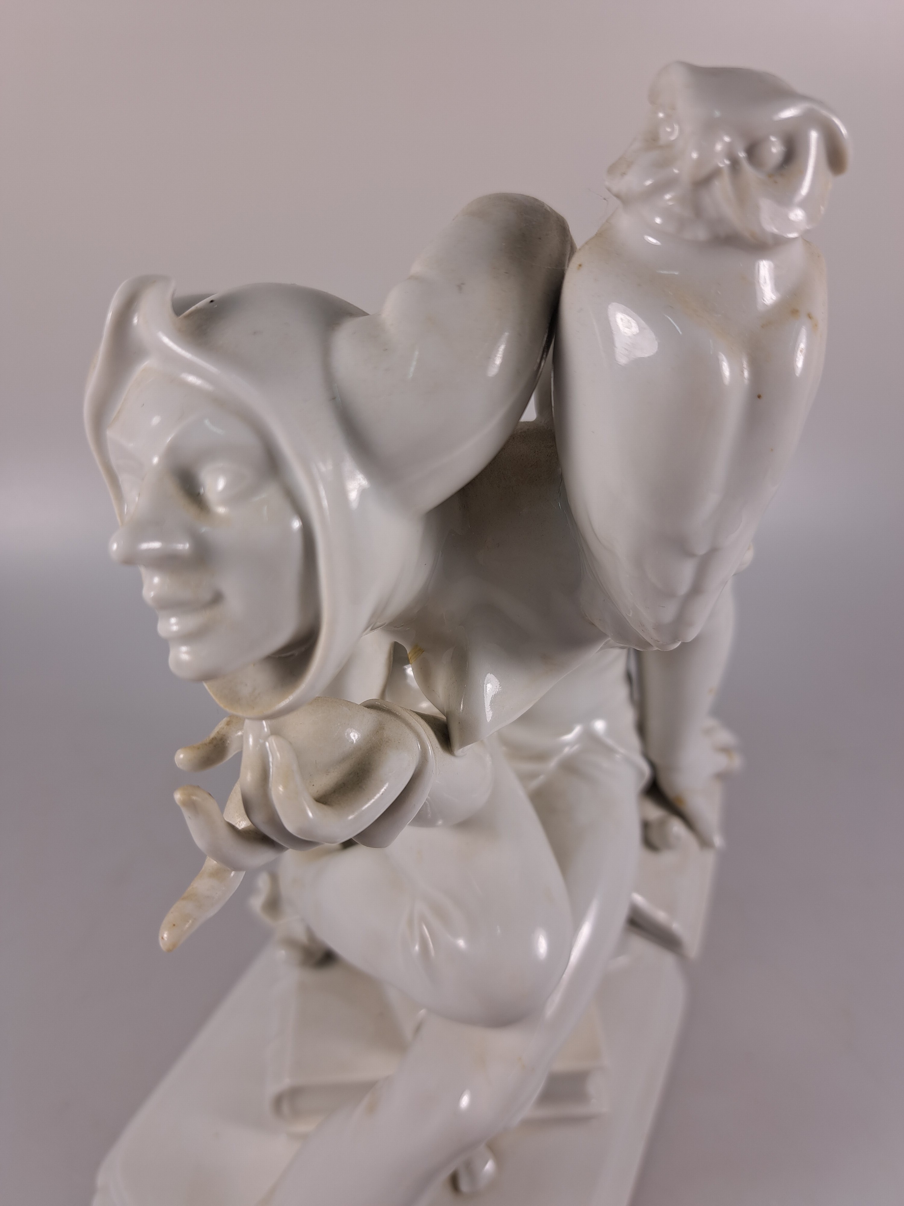 Detail f: Porzellanfigur Till Eulenspiegel, Meissen, 20. Jh., Entwurf Alexander Struck 1941, 2. Wahl, weiß, hintere Hand beschädigt, H. ca. 23cm