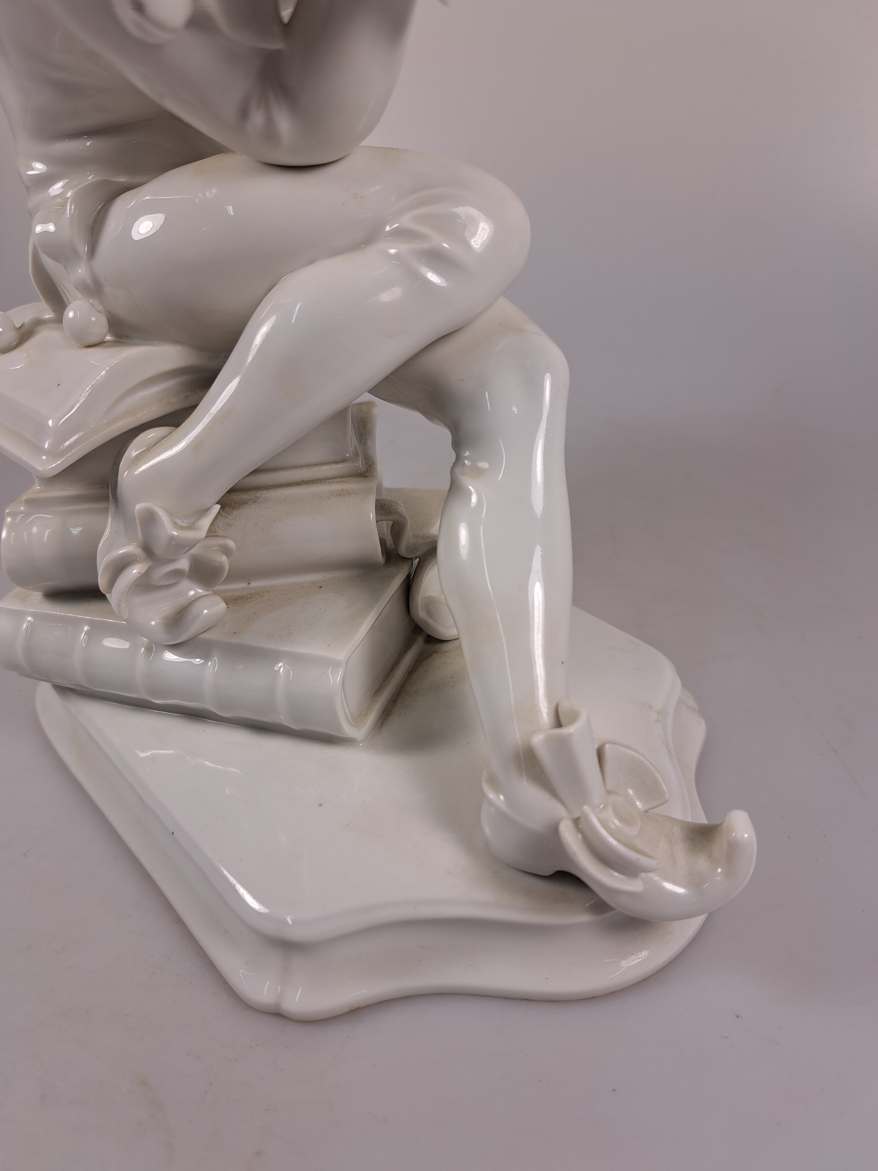 Detail g: Porzellanfigur Till Eulenspiegel, Meissen, 20. Jh., Entwurf Alexander Struck 1941, 2. Wahl, weiß, hintere Hand beschädigt, H. ca. 23cm