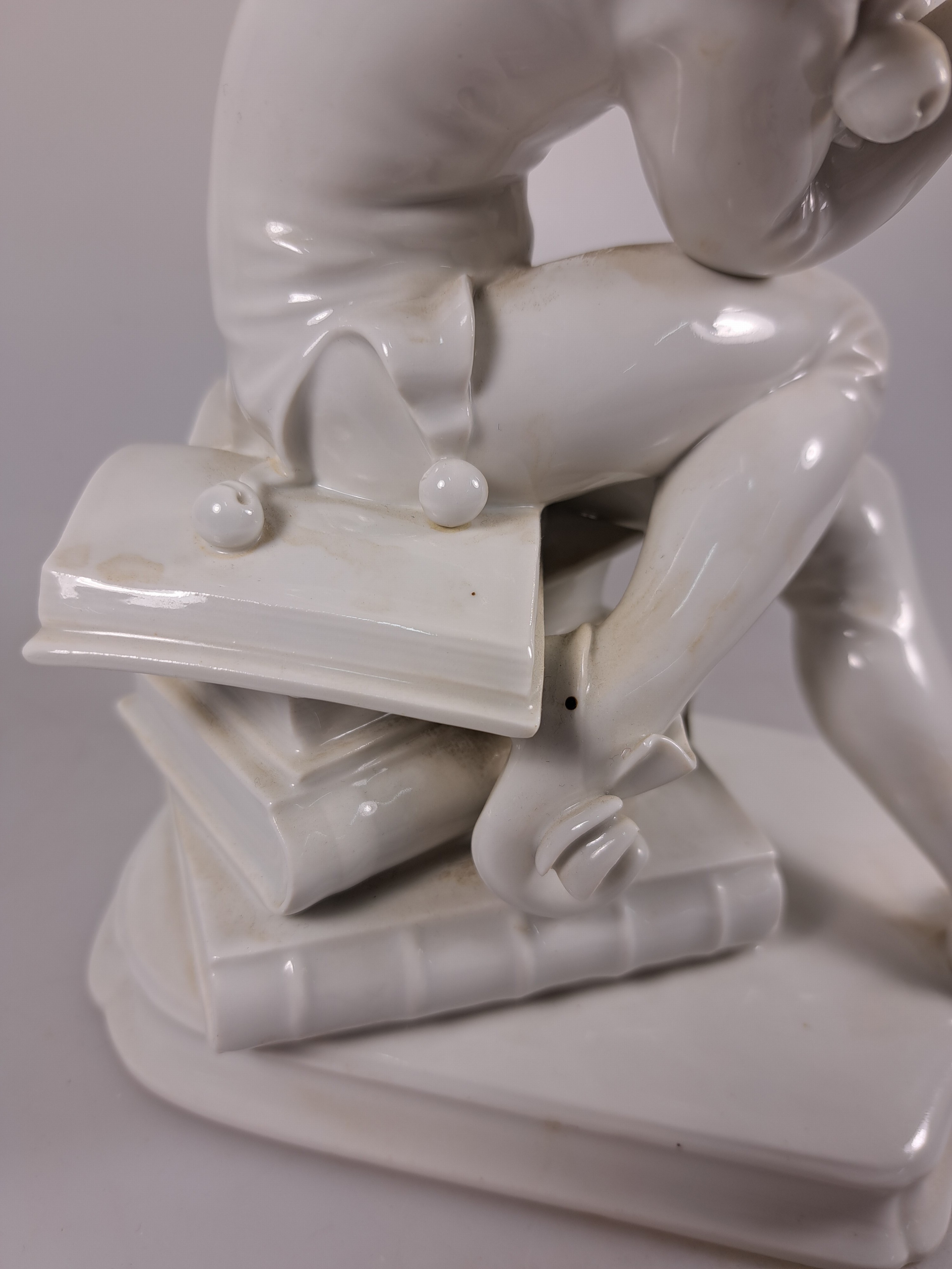 Detail h: Porzellanfigur Till Eulenspiegel, Meissen, 20. Jh., Entwurf Alexander Struck 1941, 2. Wahl, weiß, hintere Hand beschädigt, H. ca. 23cm