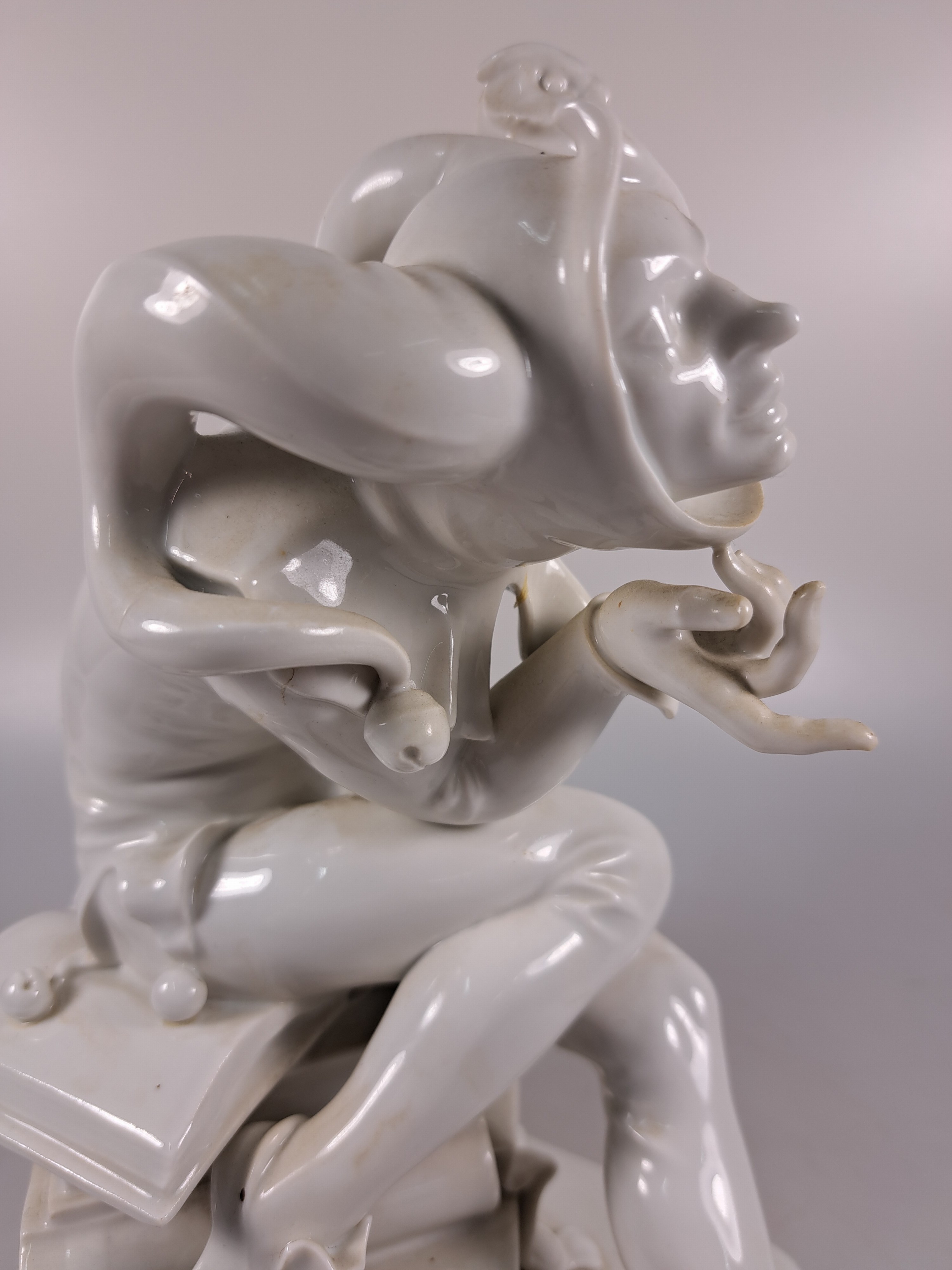 Detail i: Porzellanfigur Till Eulenspiegel, Meissen, 20. Jh., Entwurf Alexander Struck 1941, 2. Wahl, weiß, hintere Hand beschädigt, H. ca. 23cm