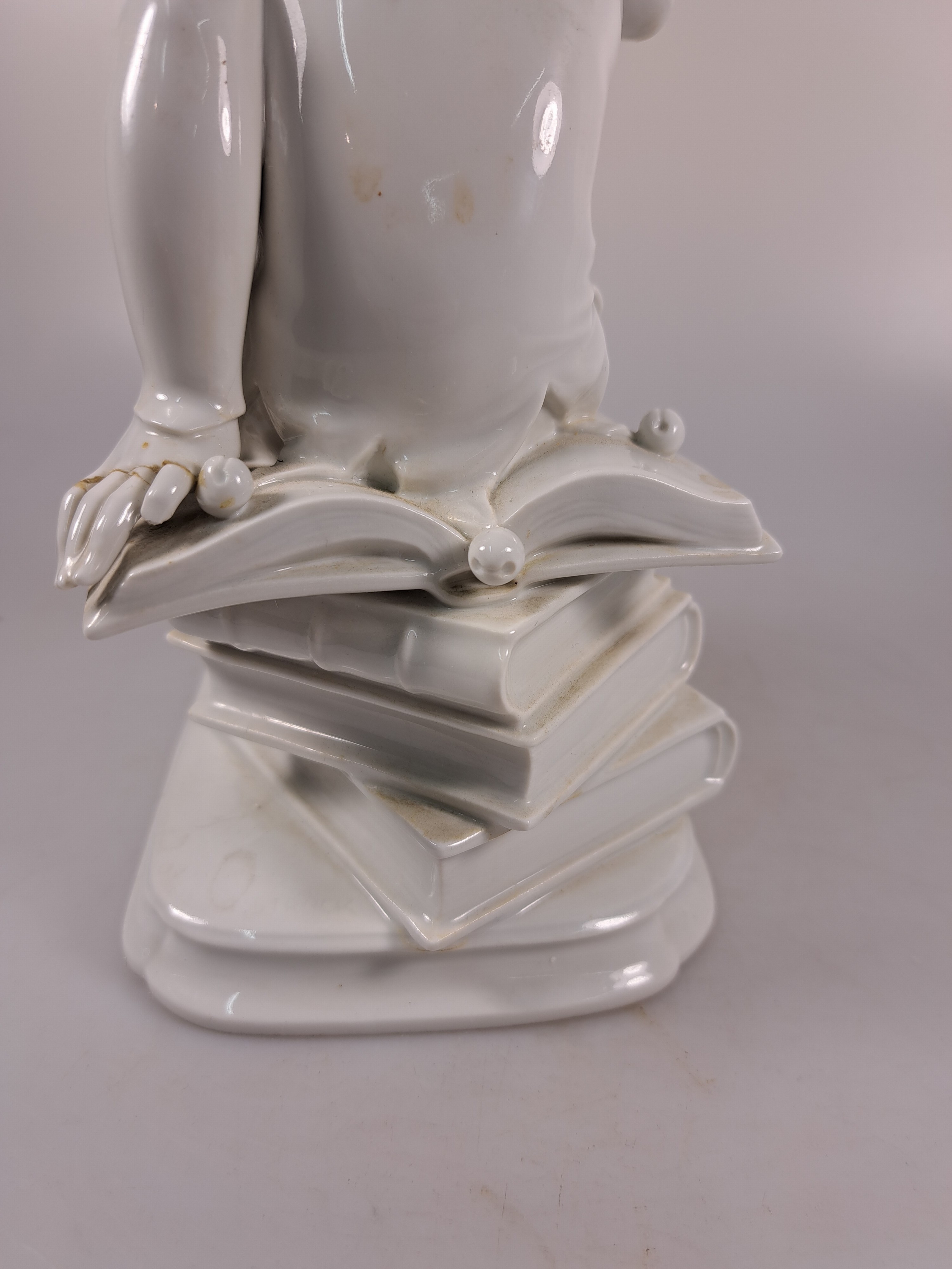 Detail j: Porzellanfigur Till Eulenspiegel, Meissen, 20. Jh., Entwurf Alexander Struck 1941, 2. Wahl, weiß, hintere Hand beschädigt, H. ca. 23cm