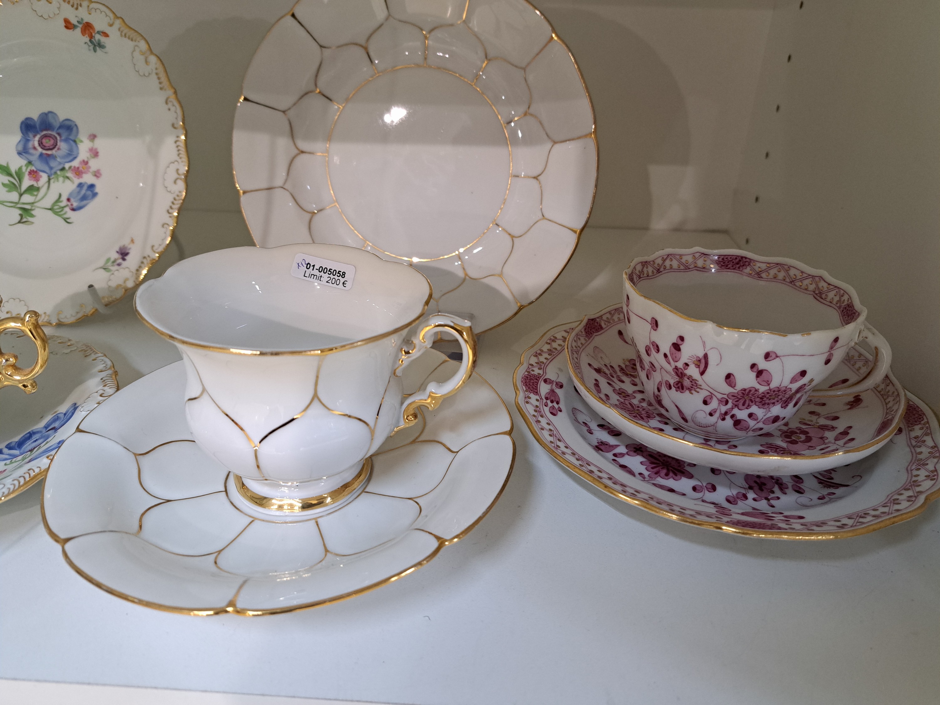 Detail a: 4 Kaffeegedecke, Meissen, 20. Jh., 1. Wahl, jeweils Tasse, Untertasse und Kuchenteller: 1x Indisch purpur goldgehöht, 1x Blume I mit gelber ...