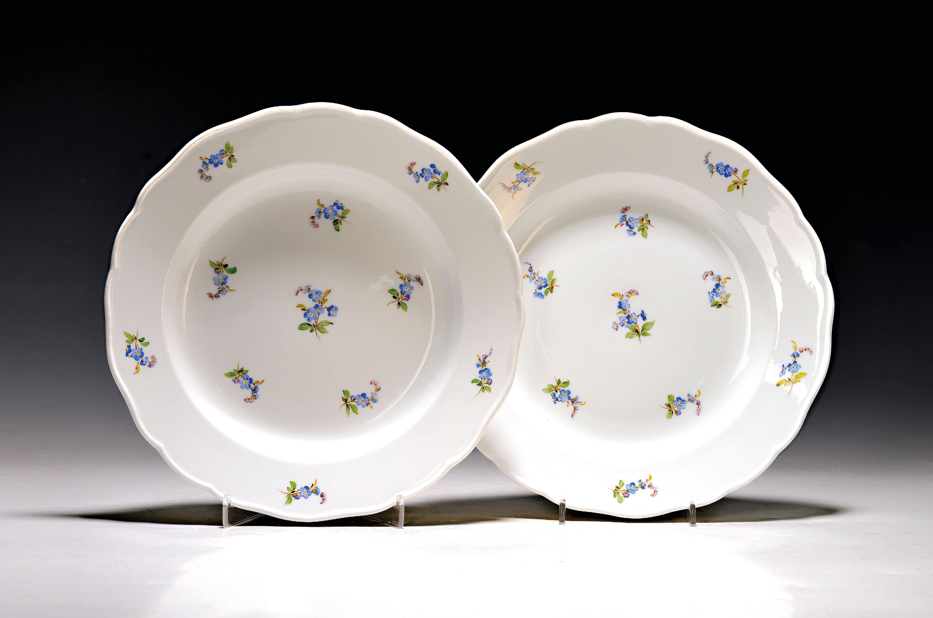 Image 27035364 - 2 Teller, Meissen, um 1900, 1. Wahl, Porzellan, gestreute Vergissmeinnicht, D. ca. 25cm