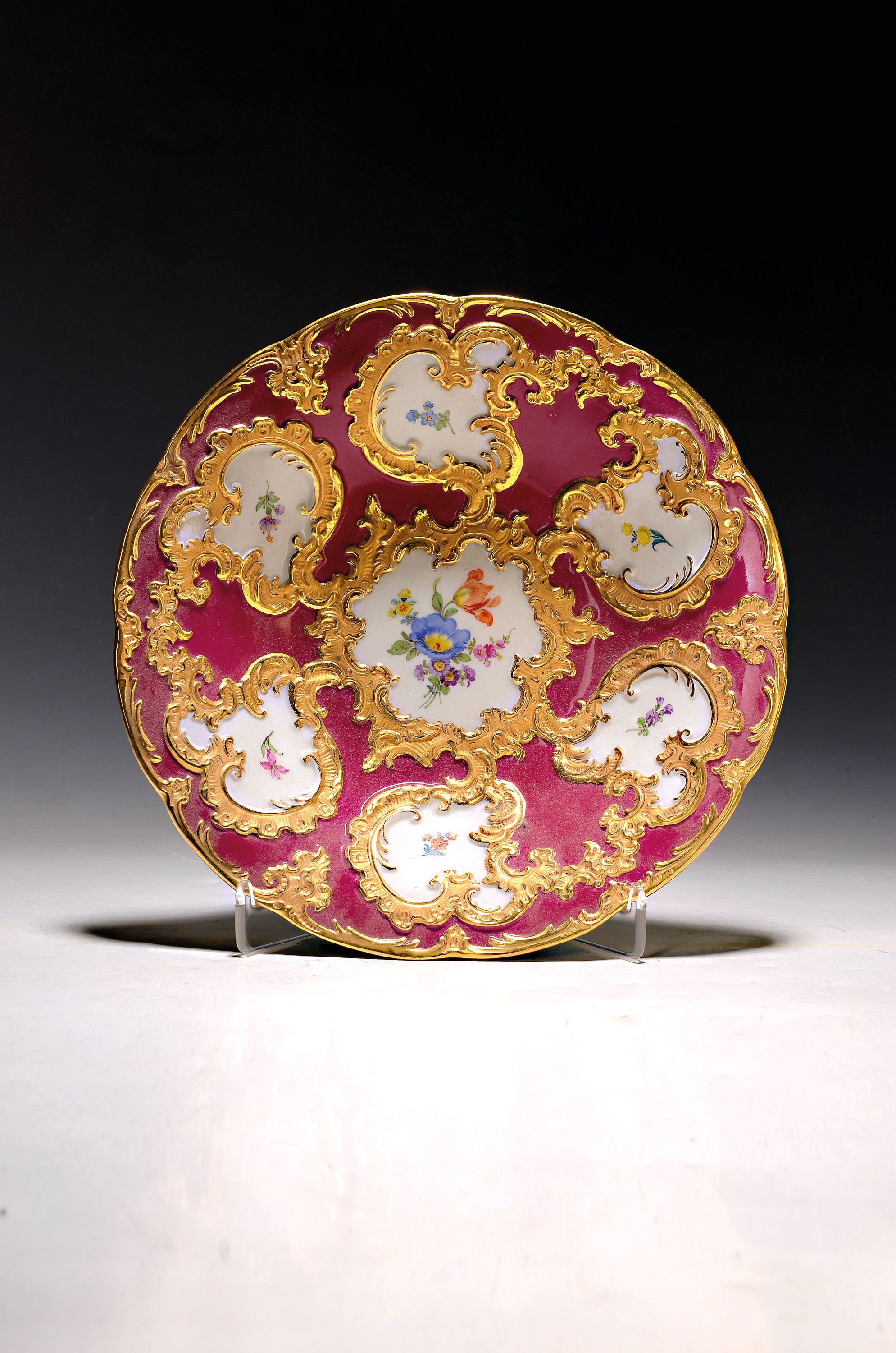 Image 27035365 - Prunkteller, Meissen, 20. Jh., 1. Wahl, partiell dunkelrot glasiert, reich reliefiert ...