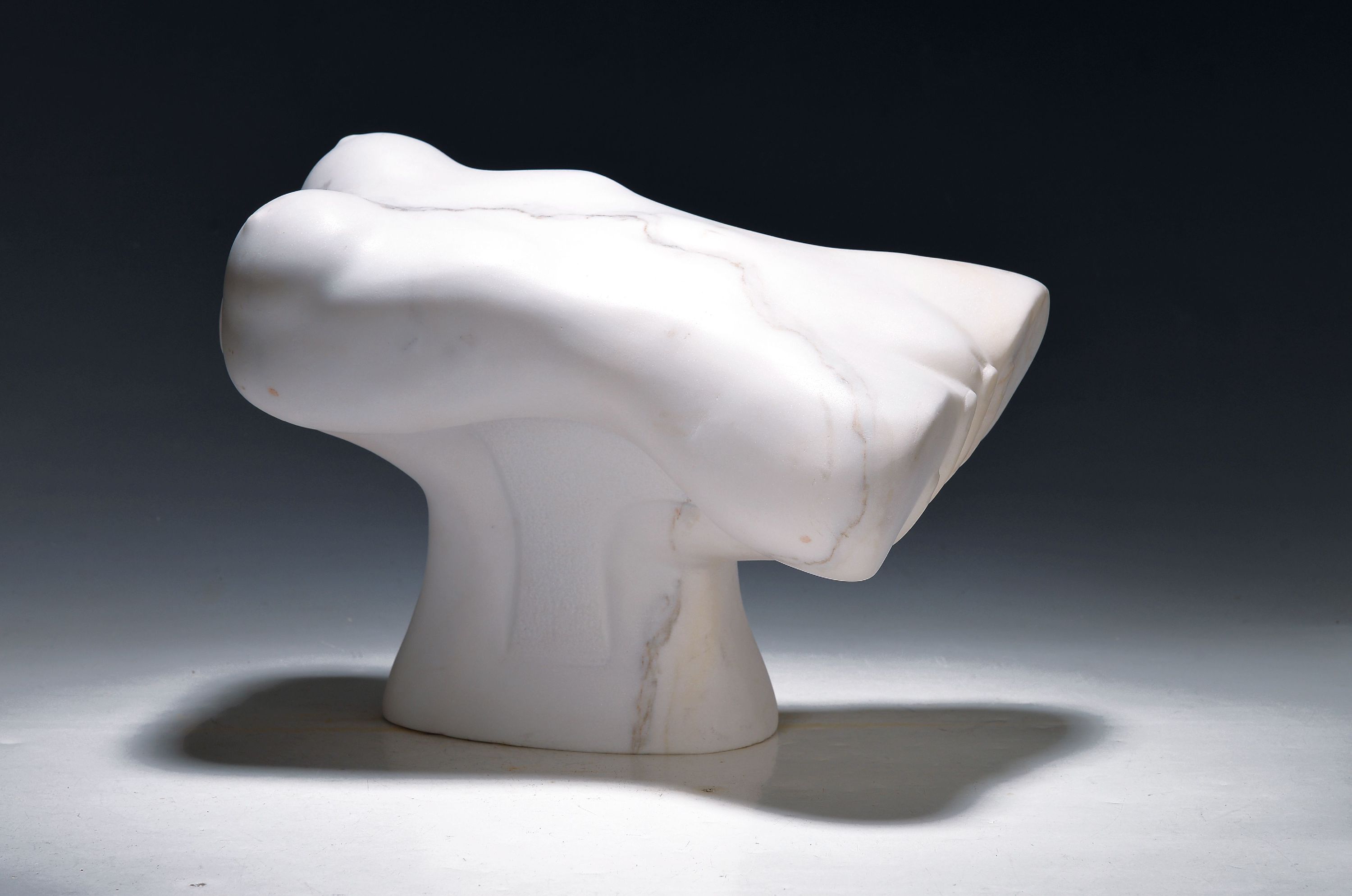 Image 27035368 - Horest de Menezes, geb. 1941, Skulptur aus ital. Carrara-Marmot, Torso auf Händen ...