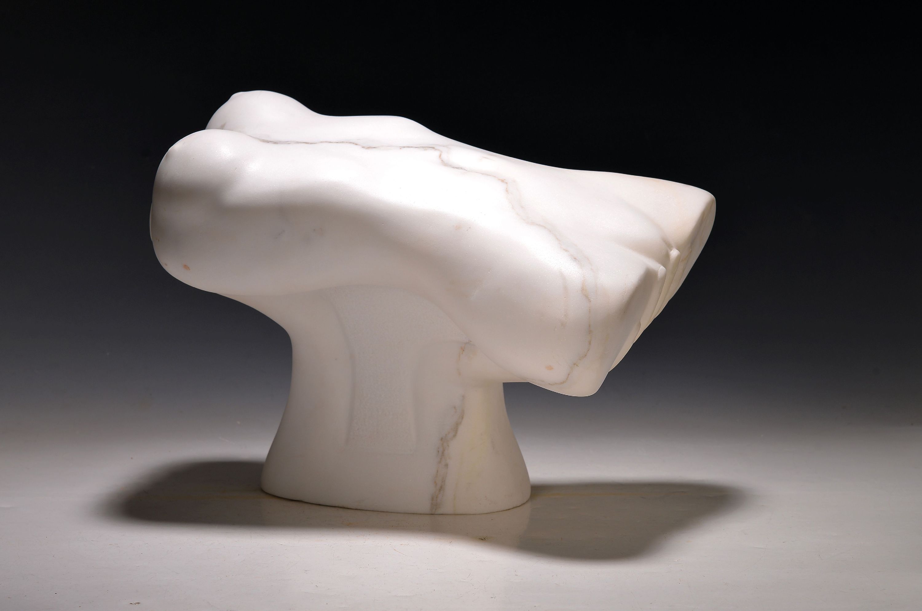 Detail k: Horest de Menezes, geb. 1941, Skulptur aus ital. Carrara-Marmot, Torso auf Händen getragen, 2007, am Boden monogrammiert und datiert, schwere ...