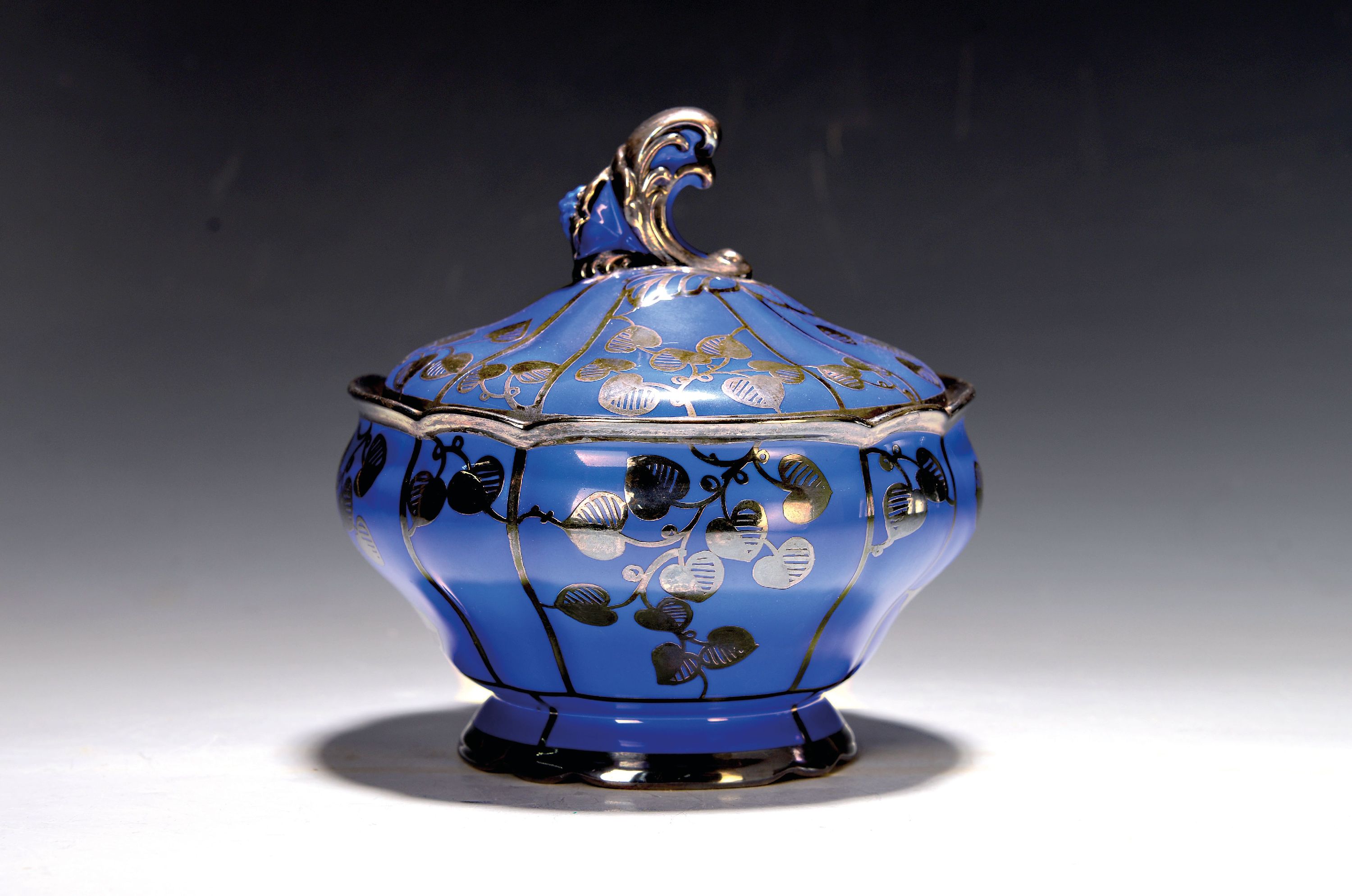 Image 27035369 - Deckeldose mit silver-overlay, 1930er Jahre, Hutschenreuther, blau glasiert, Feinsilber- ...