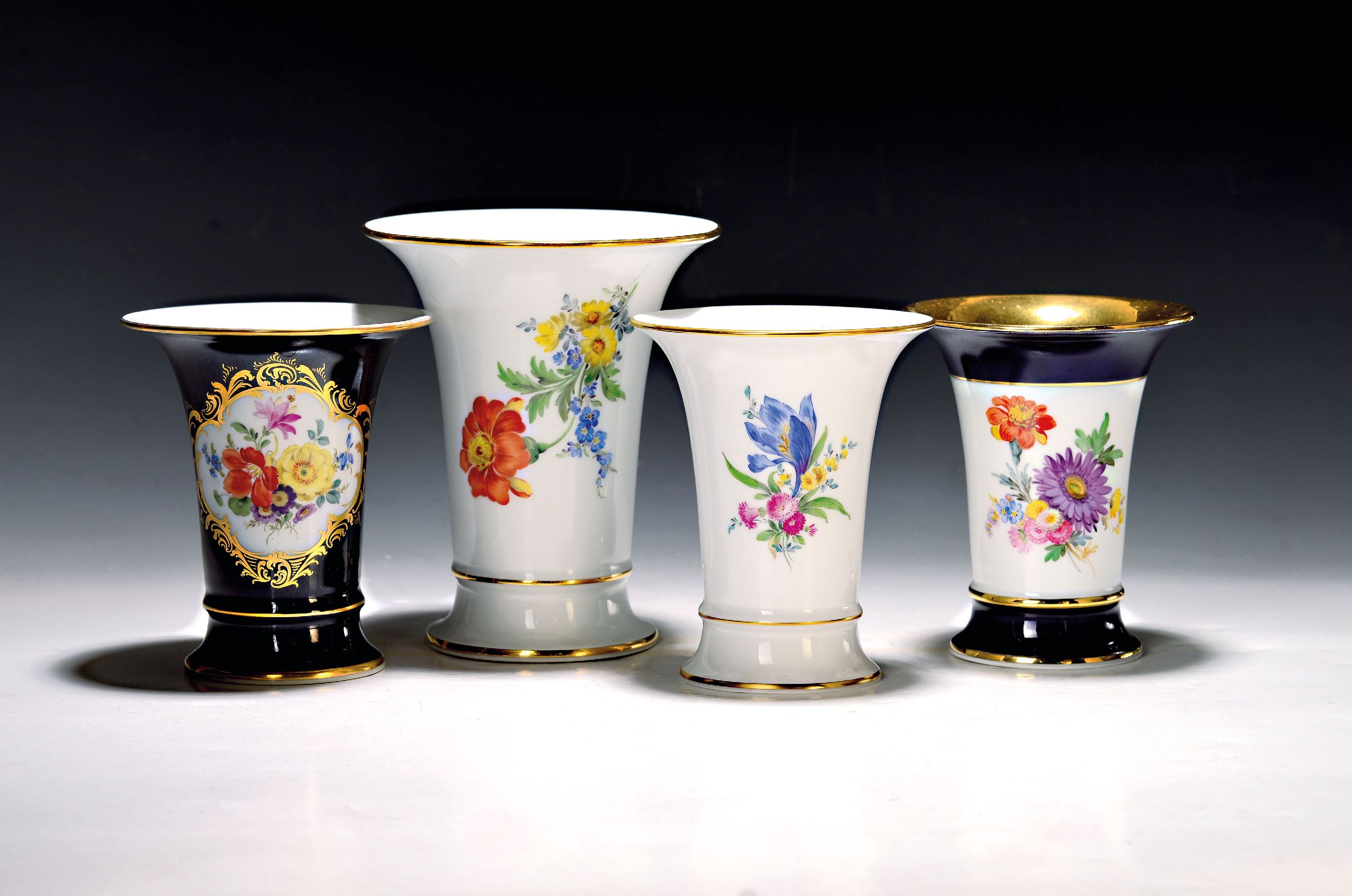 Image 27035370 - 4 Trichtervasen, Meissen, 20. Jh., 1. Wahl, bunte Blumenmalerei, eine partiell ...