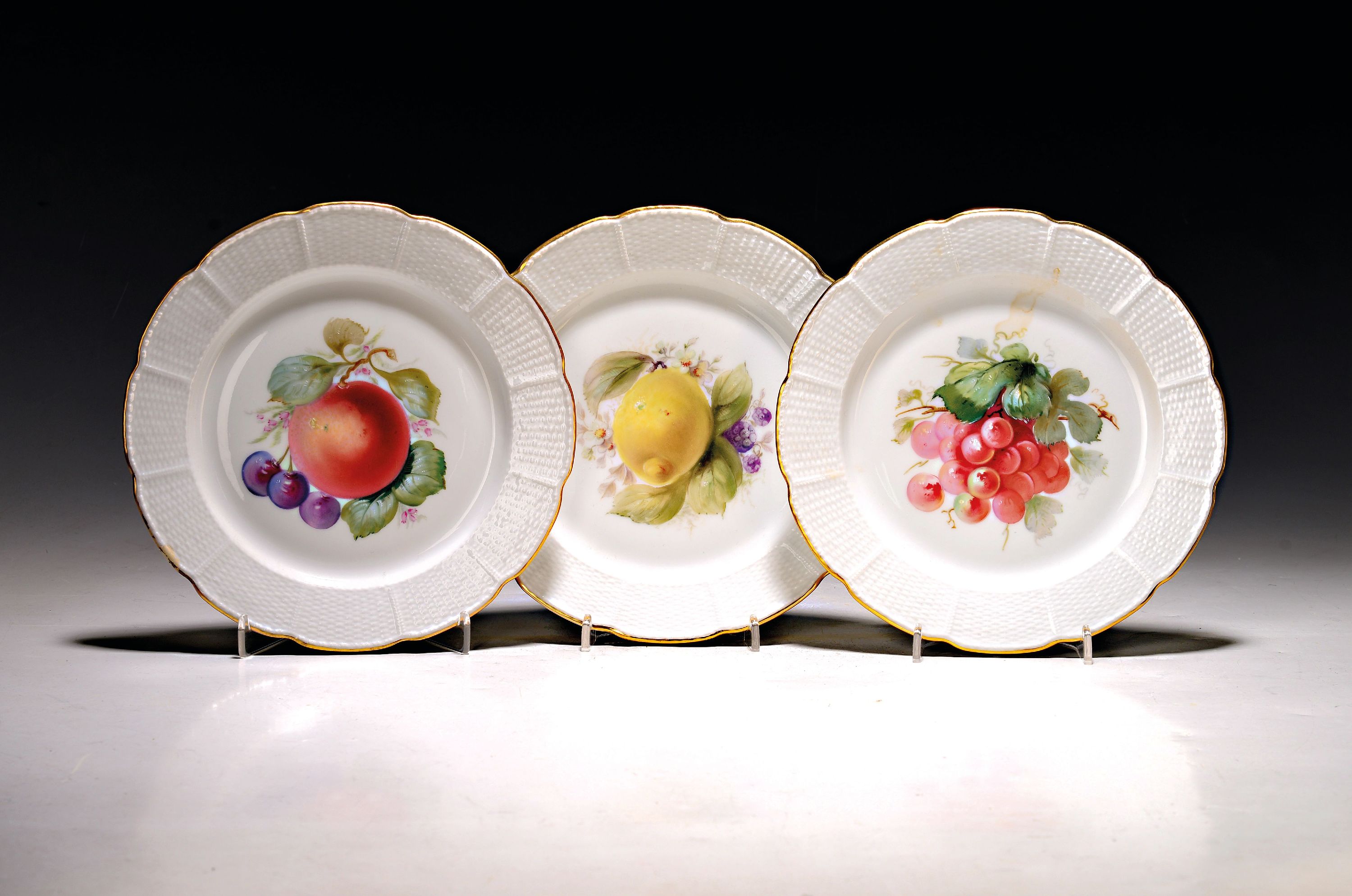 Image 27035371 - 3 Teller mit Obstmalerei, Nymphenburg, 20. Jh., Porzellan, korbartig reliefierter Rand, ...