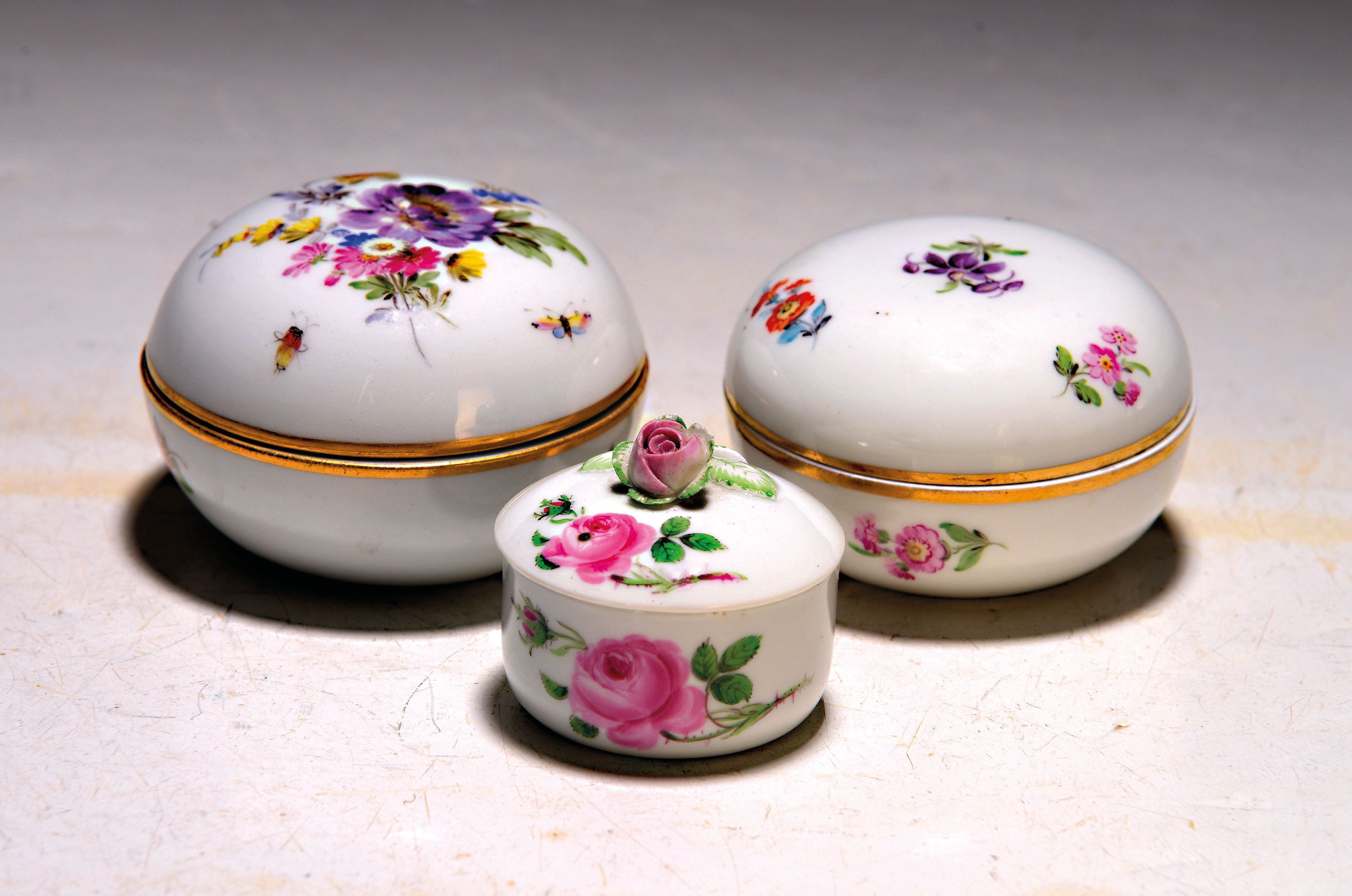 Image 27035372 - 3 kleine Deckeldosen, Meissen, 20. Jh., 1. Wahl, bemalt mit: 1x gestreute Blumen, ...