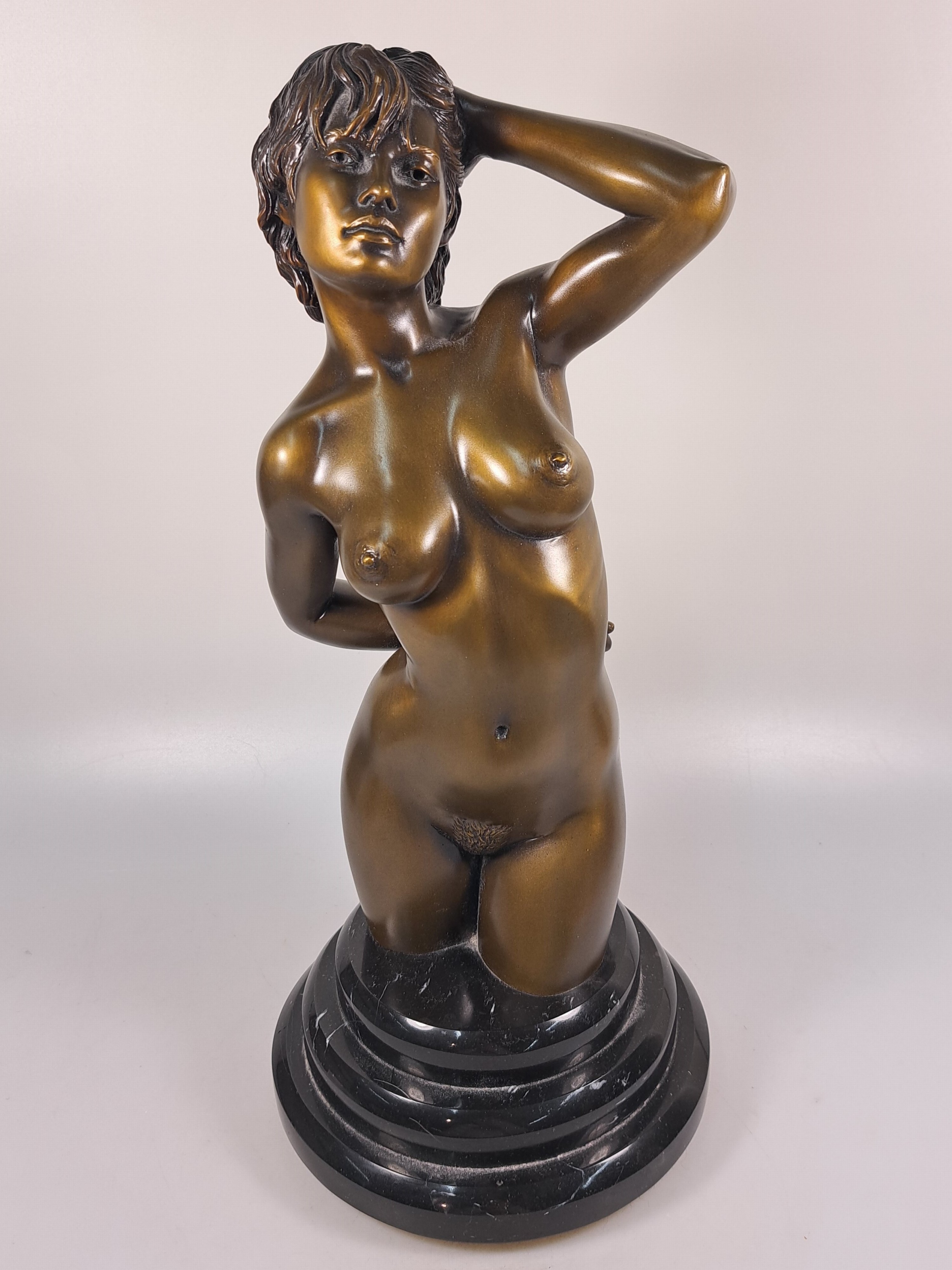 Detail a: Christopher Pardell, geb. 1957 USA, Bronzeskulptur, 1995, weiblicher Akt als Kniestück, Ed. 25/150, signiert und datiert, auf drehbarem schwarzem ...