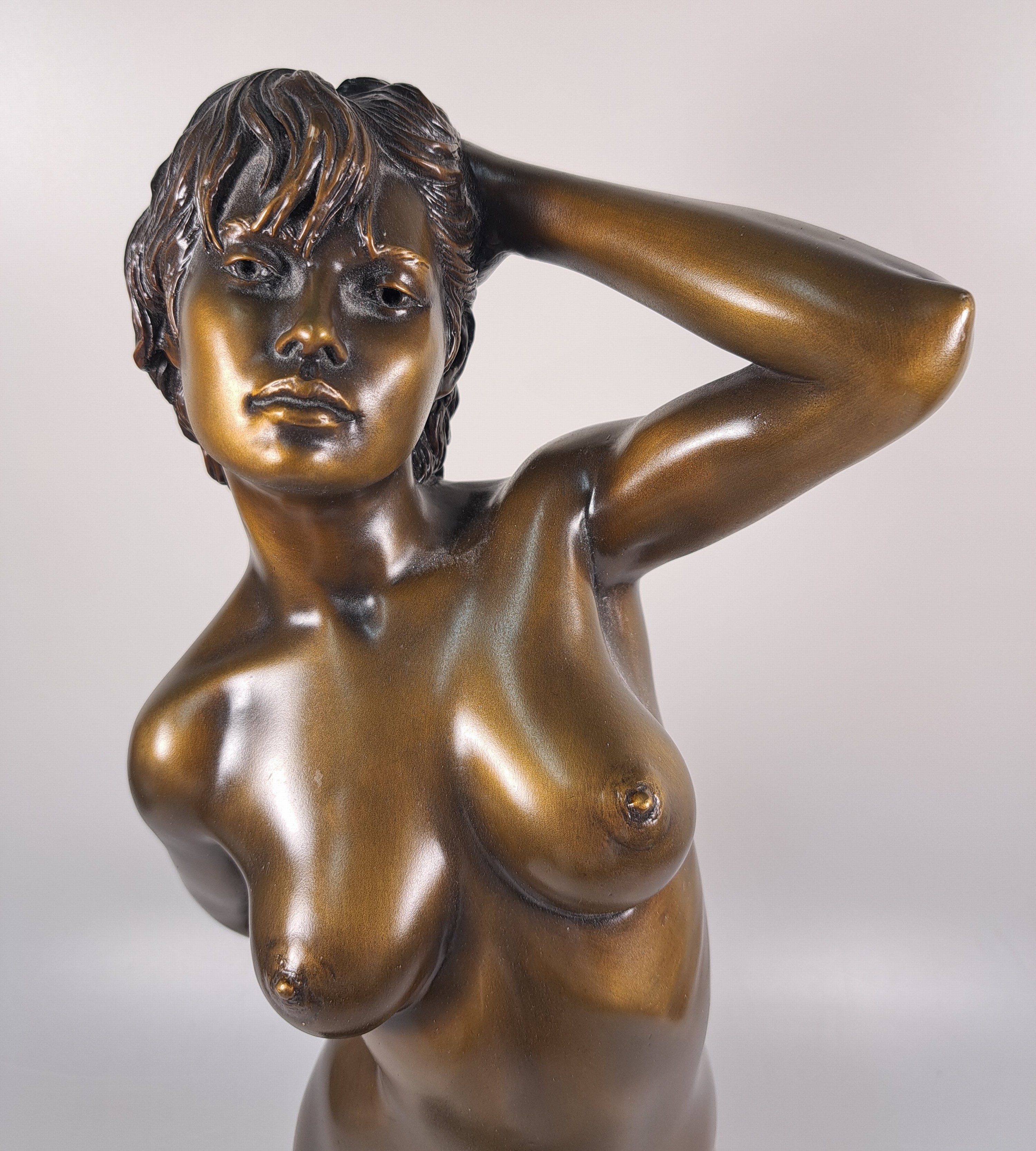Detail b: Christopher Pardell, geb. 1957 USA, Bronzeskulptur, 1995, weiblicher Akt als Kniestück, Ed. 25/150, signiert und datiert, auf drehbarem schwarzem ...
