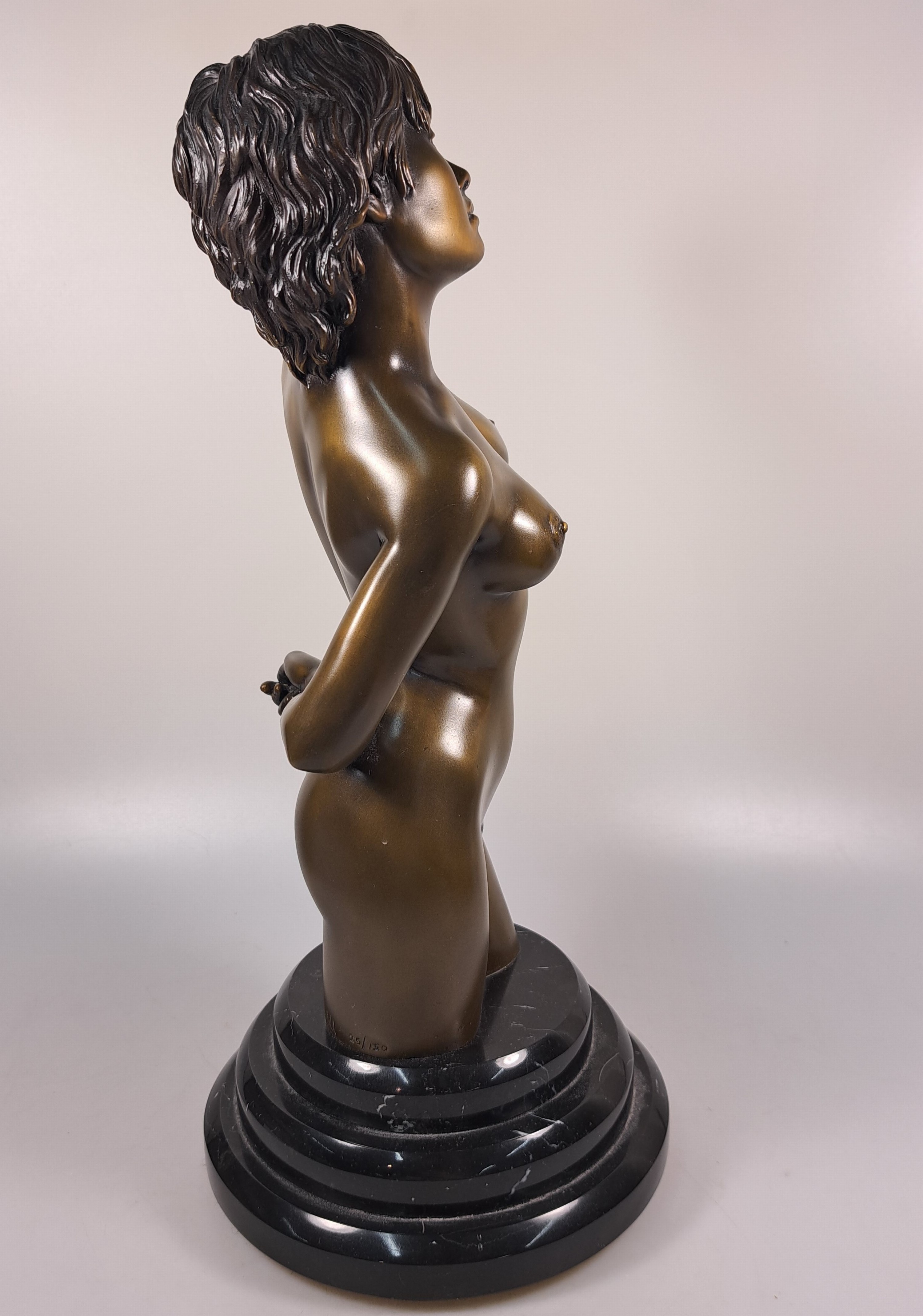 Detail c: Christopher Pardell, geb. 1957 USA, Bronzeskulptur, 1995, weiblicher Akt als Kniestück, Ed. 25/150, signiert und datiert, auf drehbarem schwarzem ...
