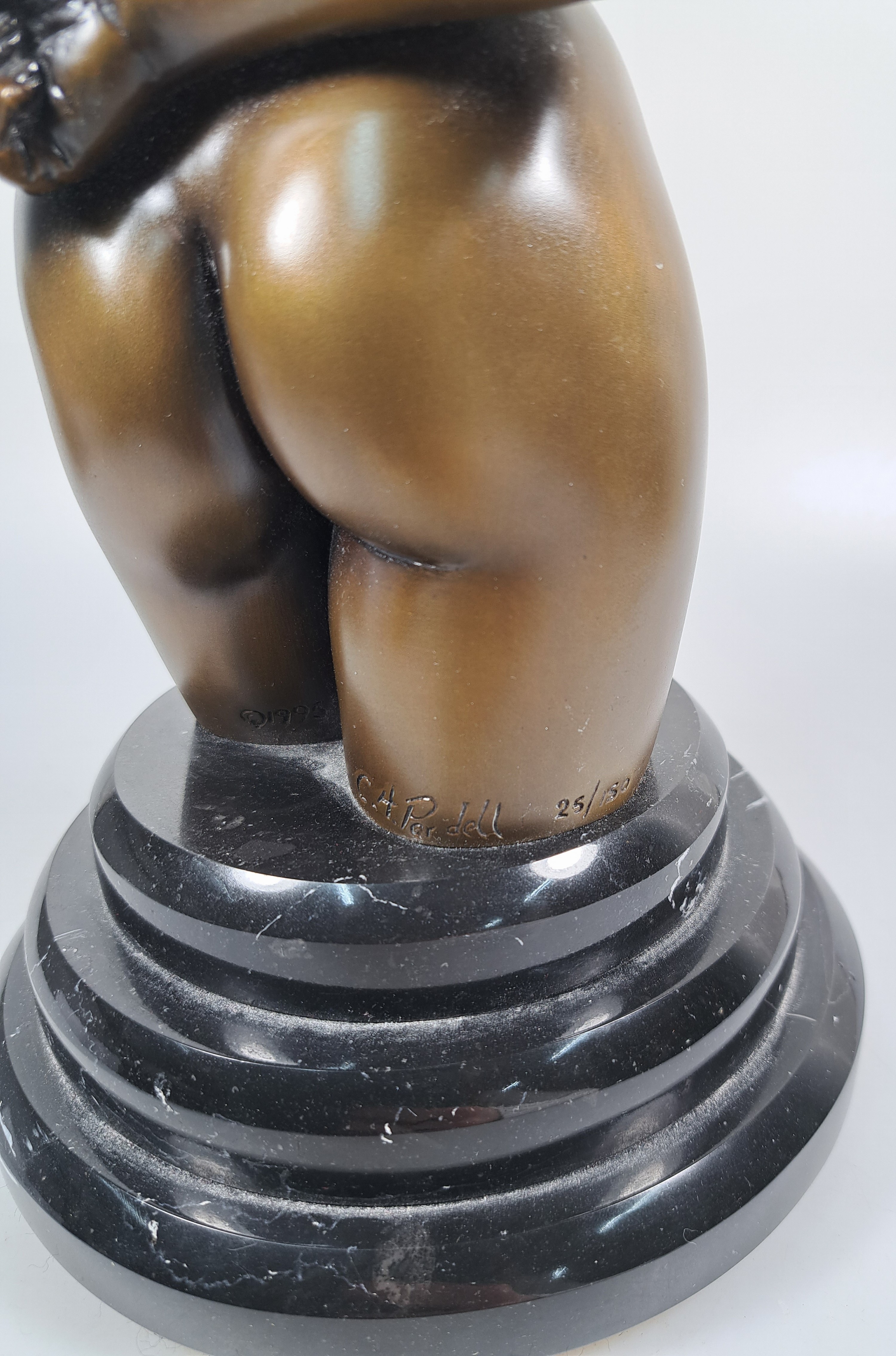 Detail d: Christopher Pardell, geb. 1957 USA, Bronzeskulptur, 1995, weiblicher Akt als Kniestück, Ed. 25/150, signiert und datiert, auf drehbarem schwarzem ...