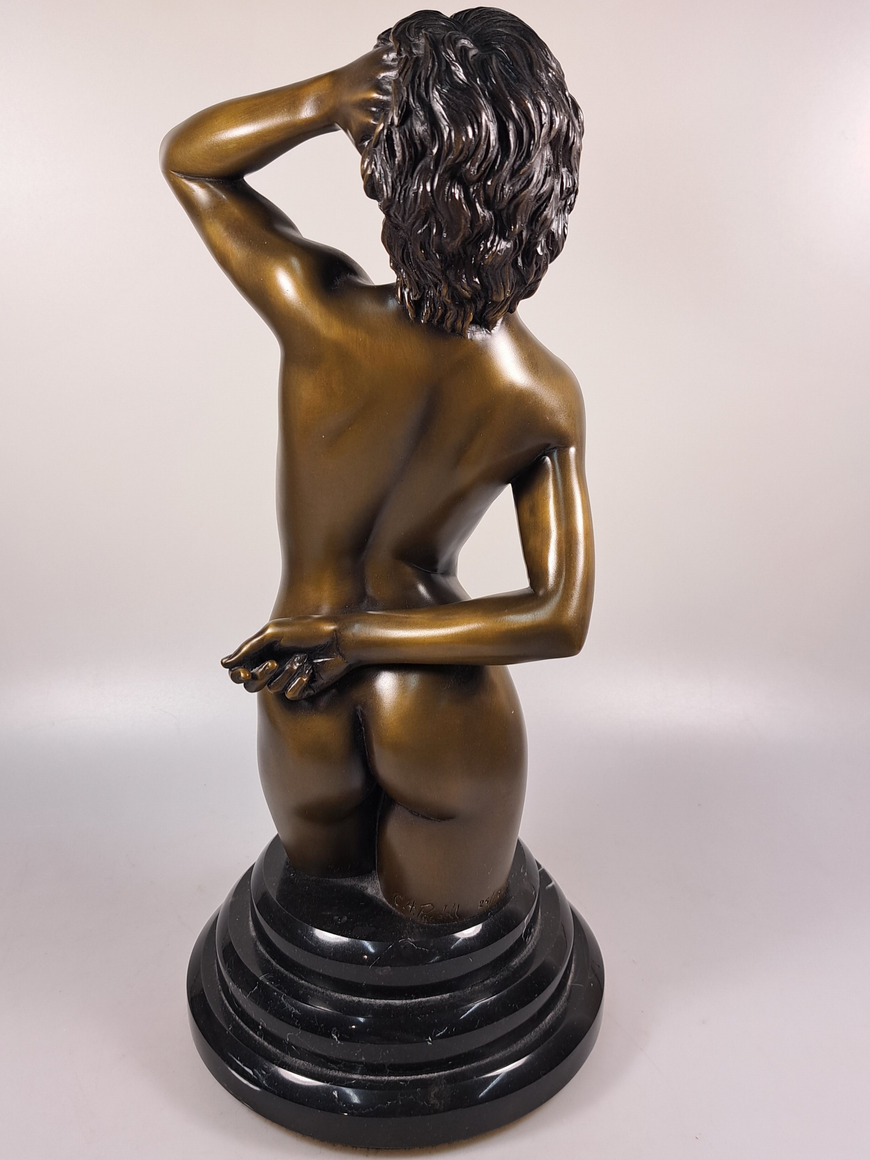 Detail e: Christopher Pardell, geb. 1957 USA, Bronzeskulptur, 1995, weiblicher Akt als Kniestück, Ed. 25/150, signiert und datiert, auf drehbarem schwarzem ...