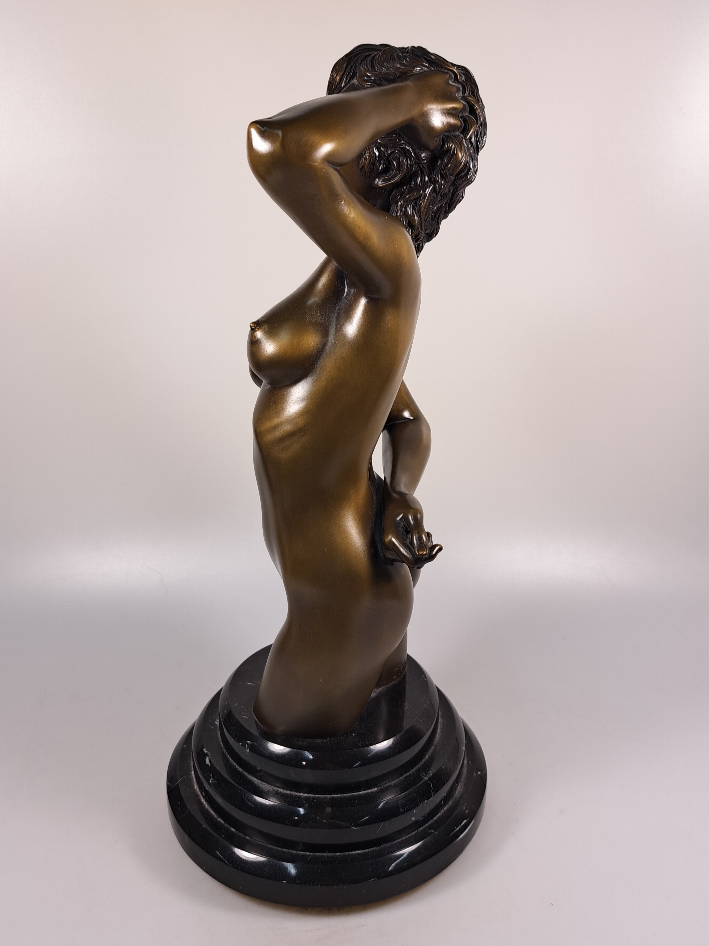 Detail f: Christopher Pardell, geb. 1957 USA, Bronzeskulptur, 1995, weiblicher Akt als Kniestück, Ed. 25/150, signiert und datiert, auf drehbarem schwarzem ...
