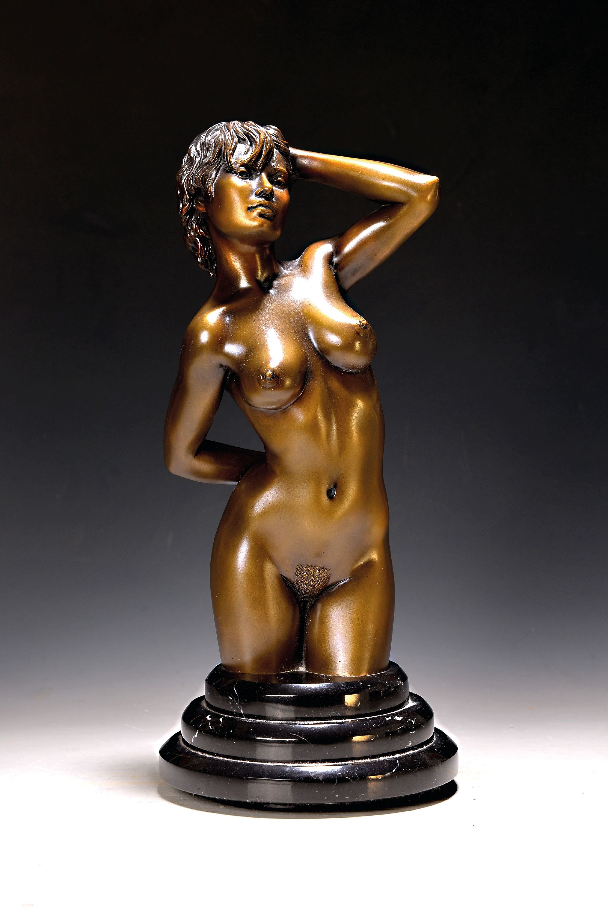 Detail k: Christopher Pardell, geb. 1957 USA, Bronzeskulptur, 1995, weiblicher Akt als Kniestück, Ed. 25/150, signiert und datiert, auf drehbarem schwarzem ...
