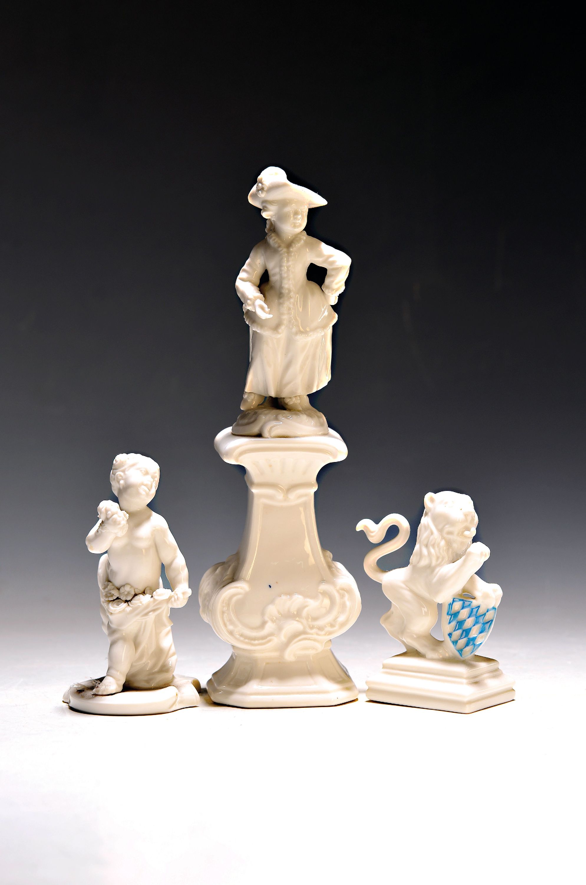 Image 27035377 - 3 Porzellanfiguren, Nymphenburg, 20. Jh., 1x Jägerin auf Postament, weiß, mit blauer ...