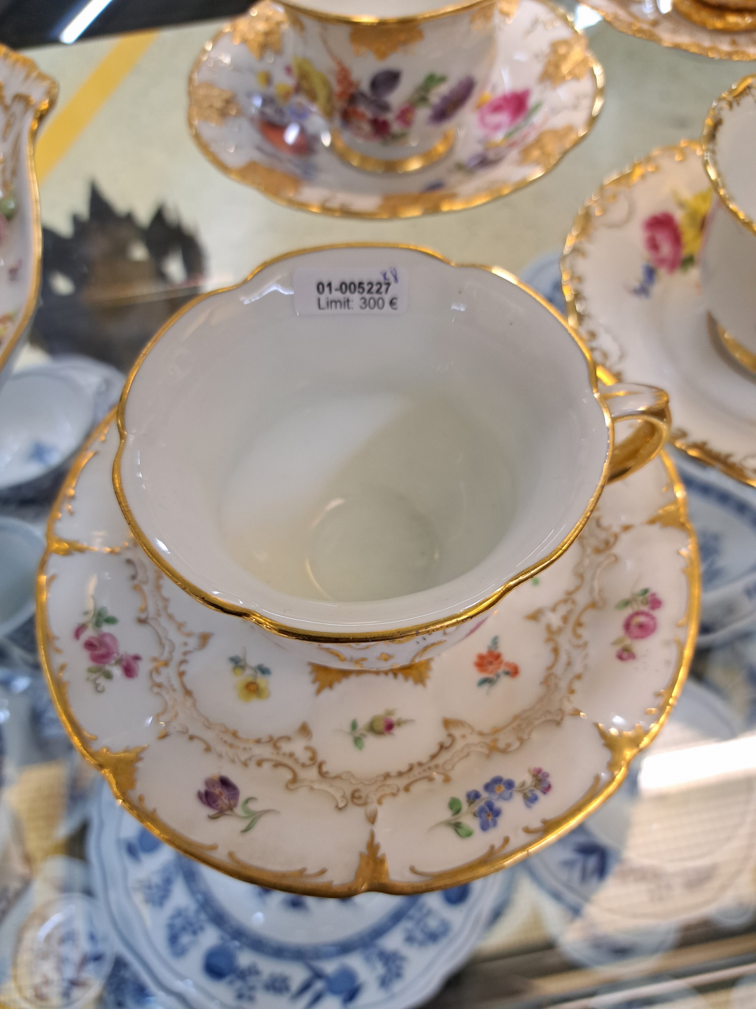 Detail b: 4 unterschiedliche Tassen mit Untertassen, Meissen, 20. Jh., 1. Wahl, 1x mit Blätterrelief, matt- und glanzvergoldet mit breitem Goldrand; 1 x mit ...