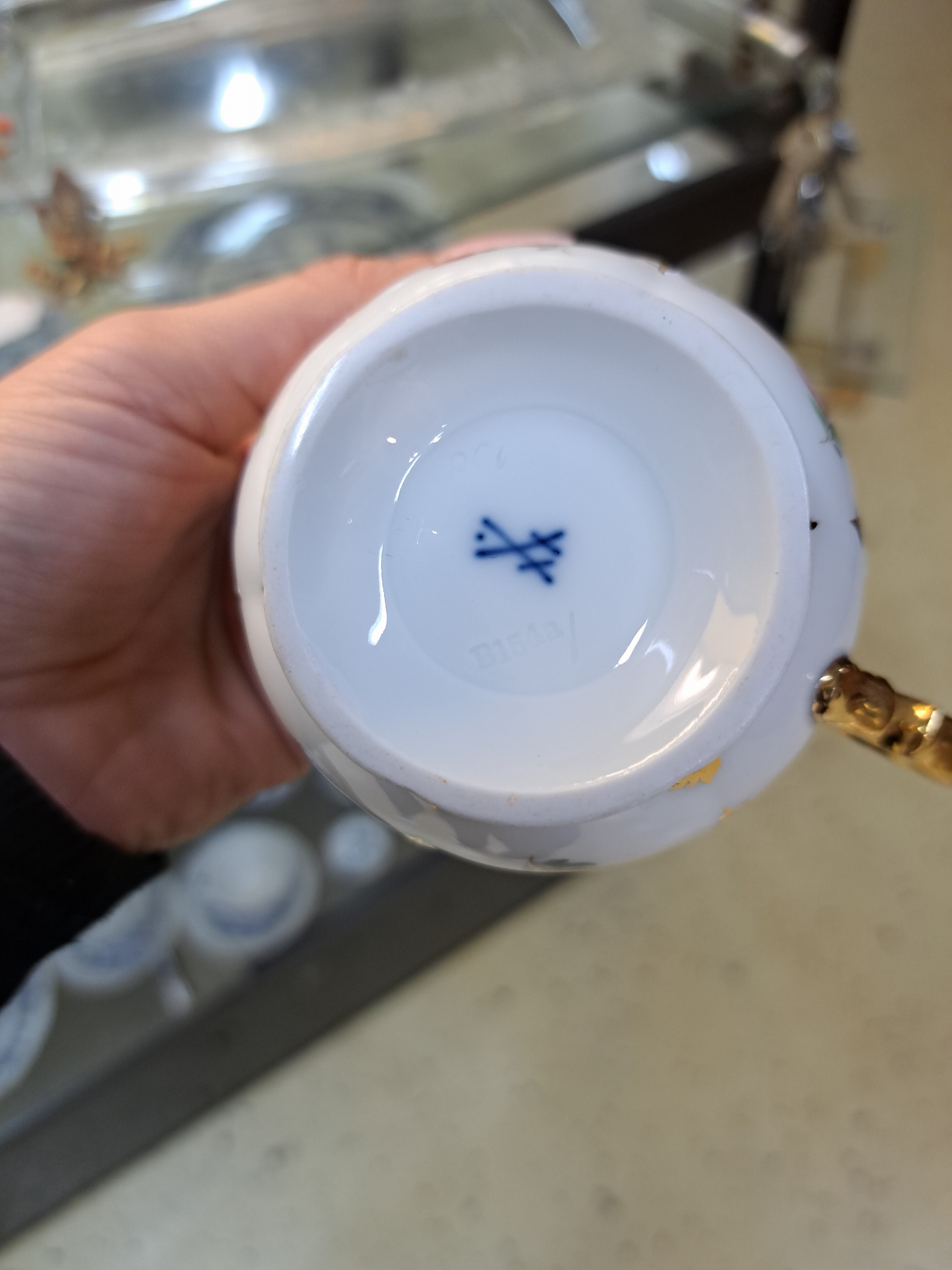 Detail e: 4 unterschiedliche Tassen mit Untertassen, Meissen, 20. Jh., 1. Wahl, 1x mit Blätterrelief, matt- und glanzvergoldet mit breitem Goldrand; 1 x mit ...