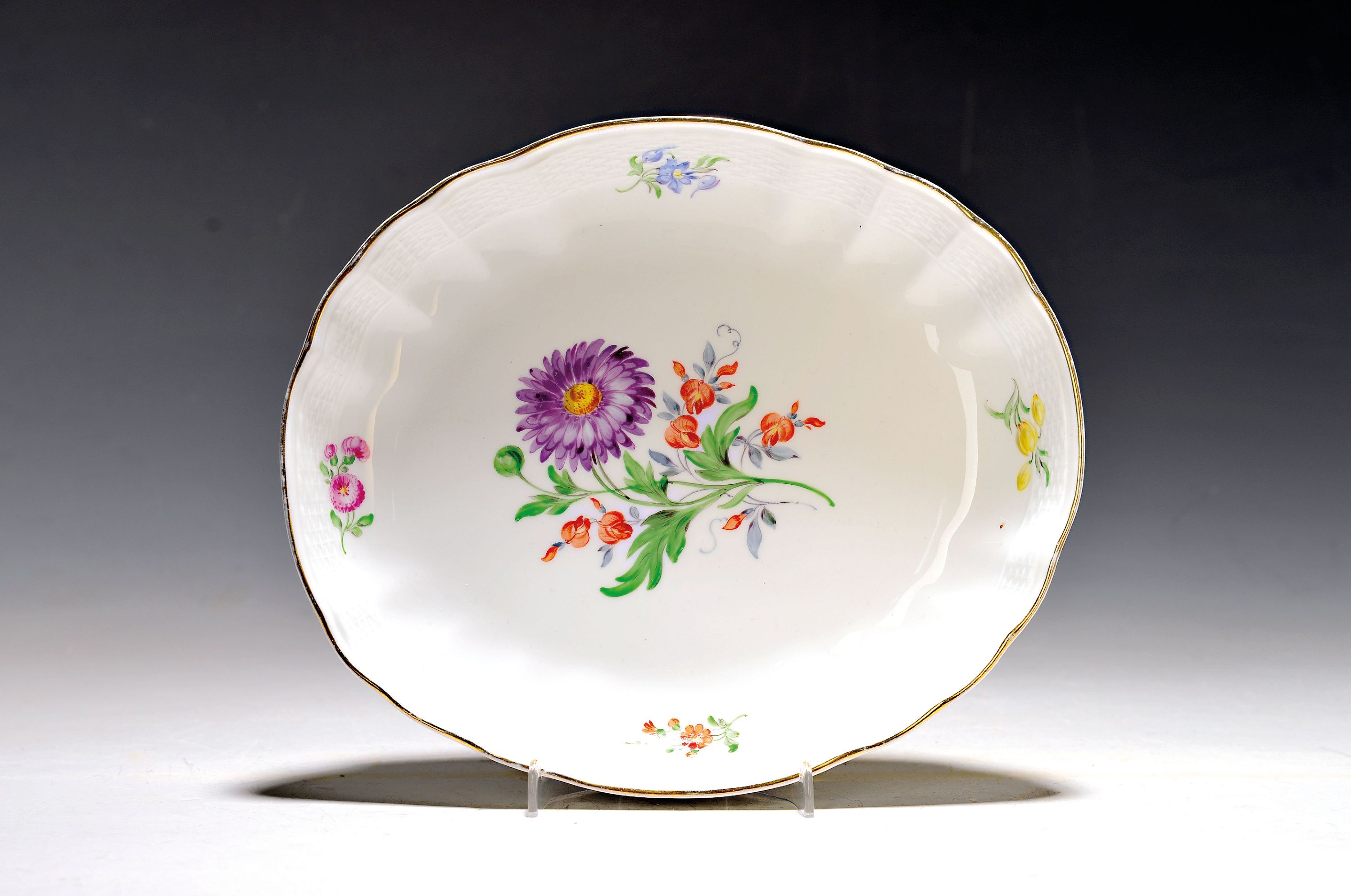 Image 27035380 - Ovale Schale, Meissen, 20. Jh., 2. Wahl, korbartig reliefierter Rand, Blumenmalerei, ...