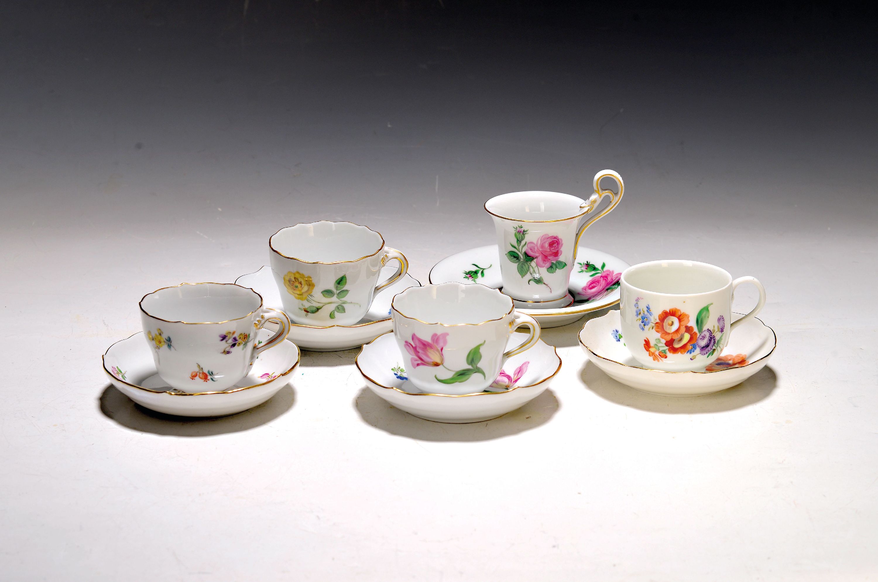 Image 27035381 - 10 Mokkatassen mit 8 Untertassen, Meissen, 20. Jh., darunter gelbe Rose, rote Rose, ...