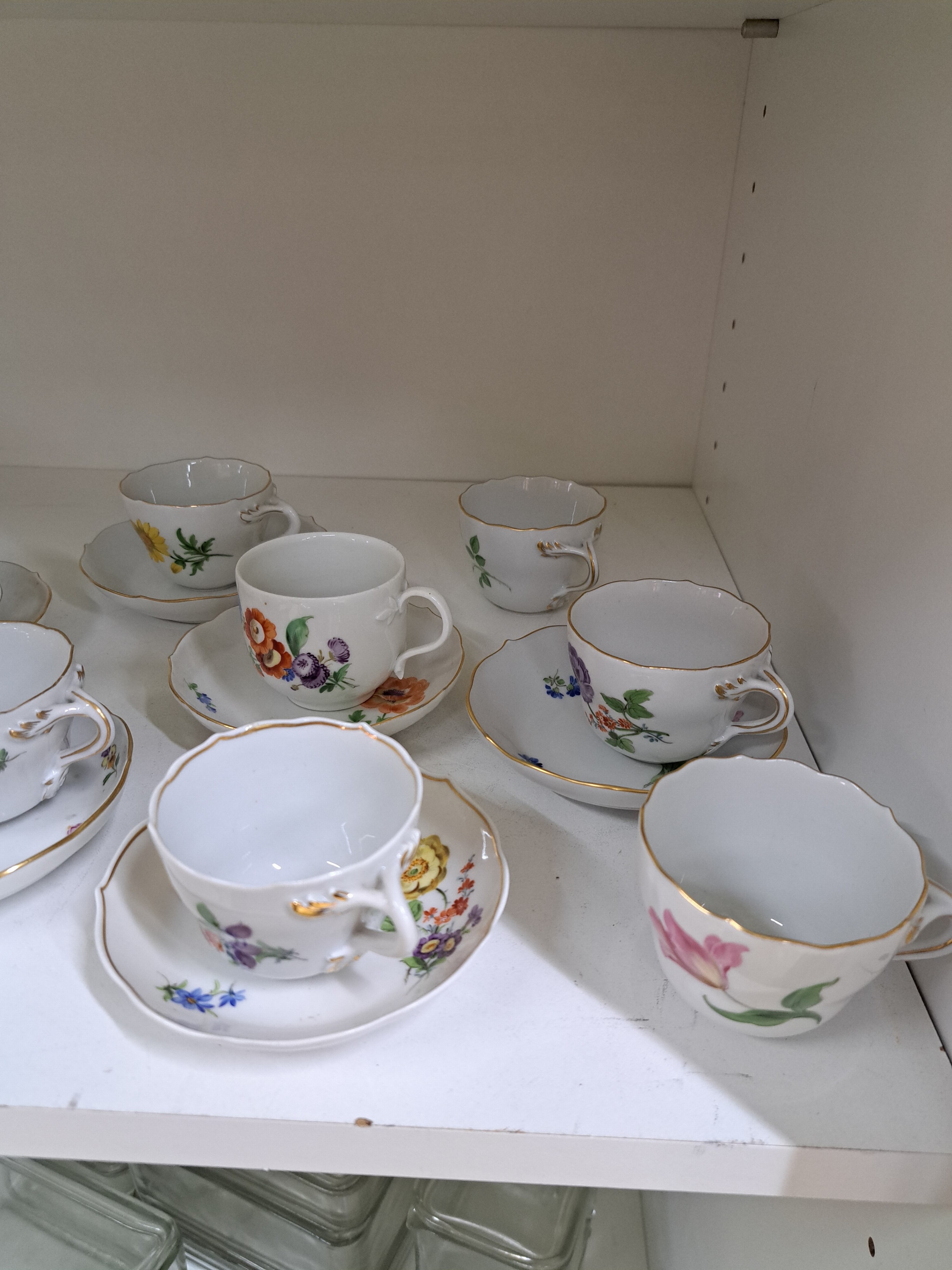 Detail a: 10 Mokkatassen mit 8 Untertassen, Meissen, 20. Jh., darunter gelbe Rose, rote Rose, gestreute Blumen, Blume I, Goldränder