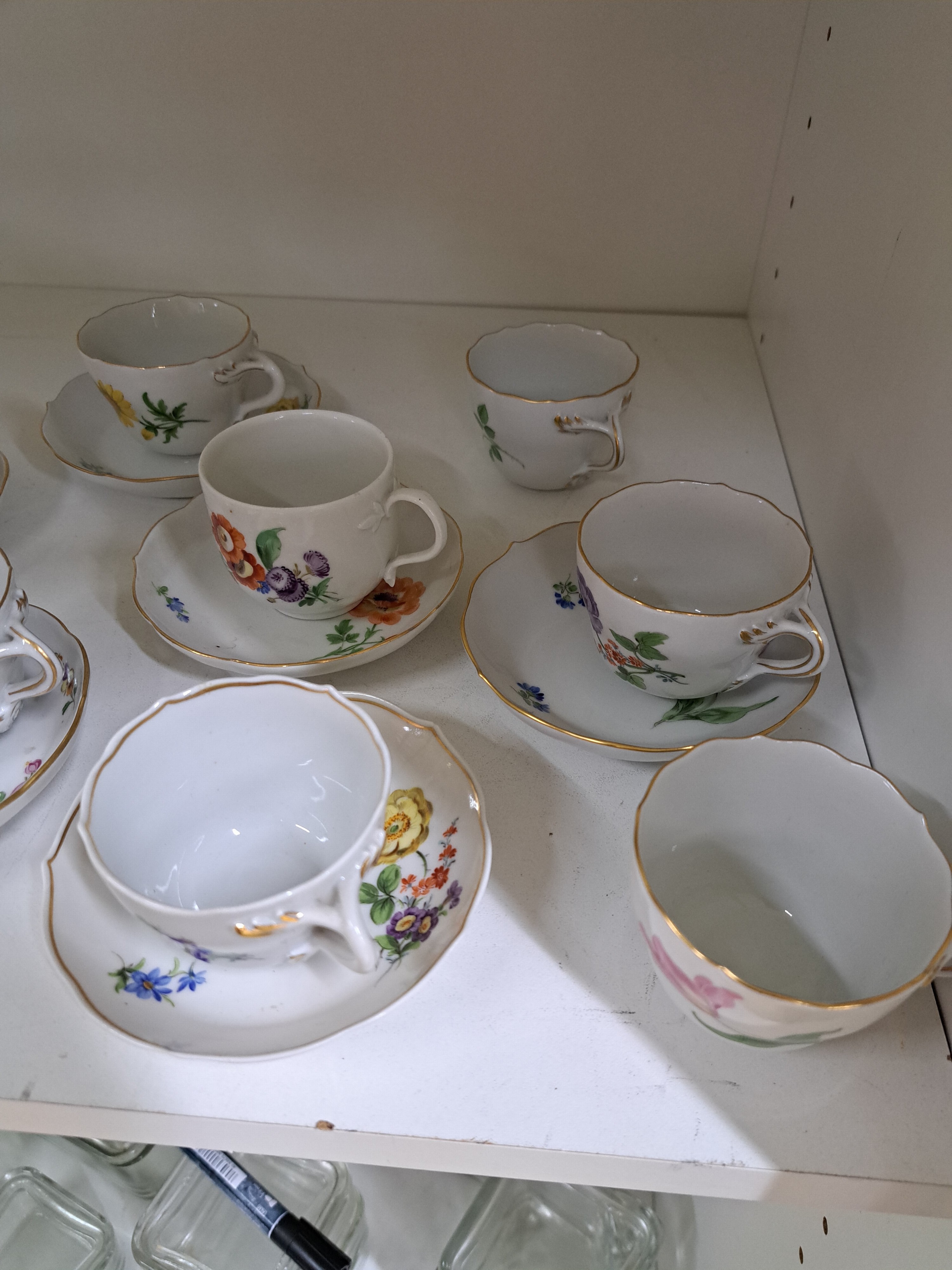 Detail b: 10 Mokkatassen mit 8 Untertassen, Meissen, 20. Jh., darunter gelbe Rose, rote Rose, gestreute Blumen, Blume I, Goldränder
