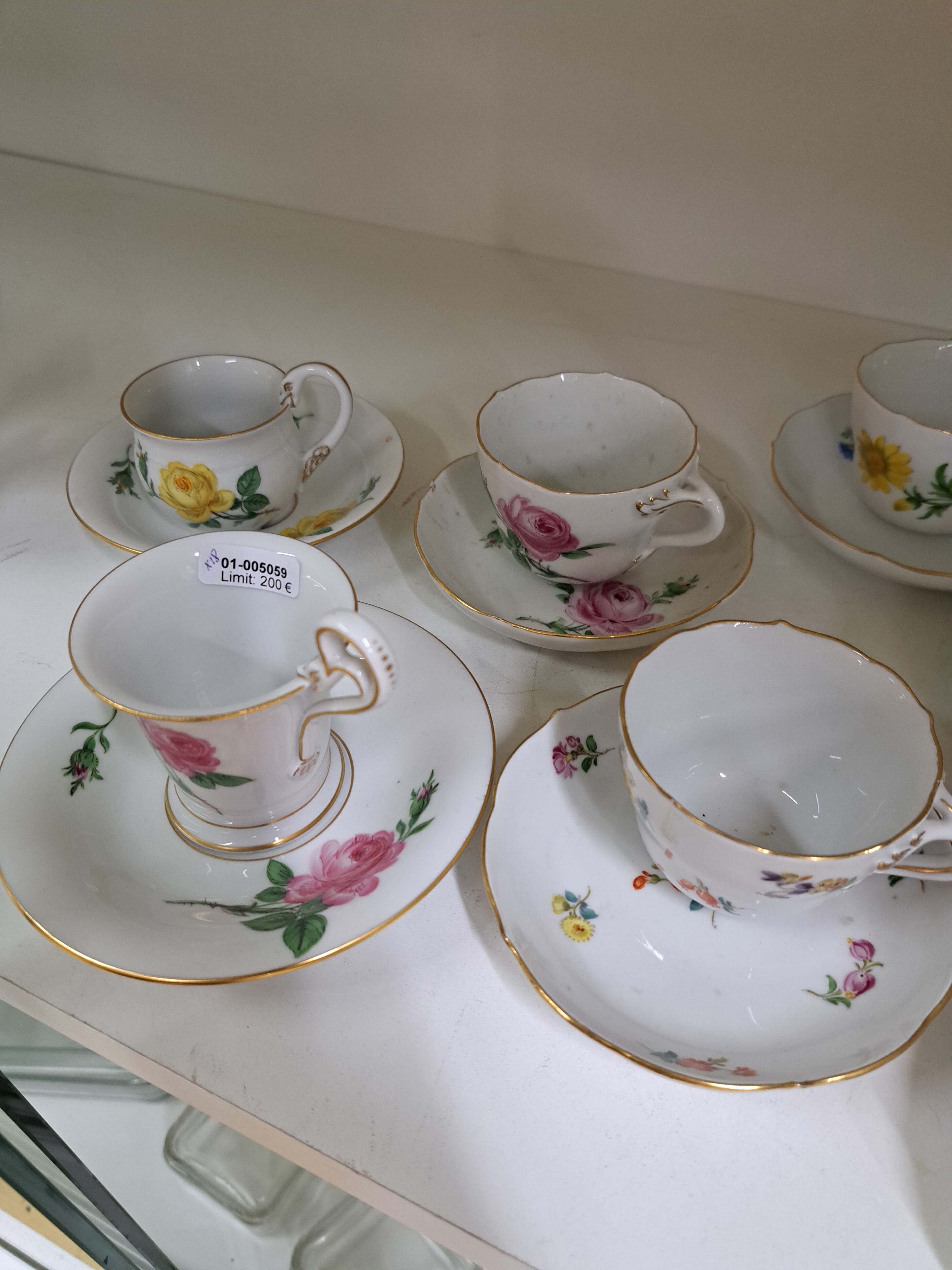 Detail c: 10 Mokkatassen mit 8 Untertassen, Meissen, 20. Jh., darunter gelbe Rose, rote Rose, gestreute Blumen, Blume I, Goldränder