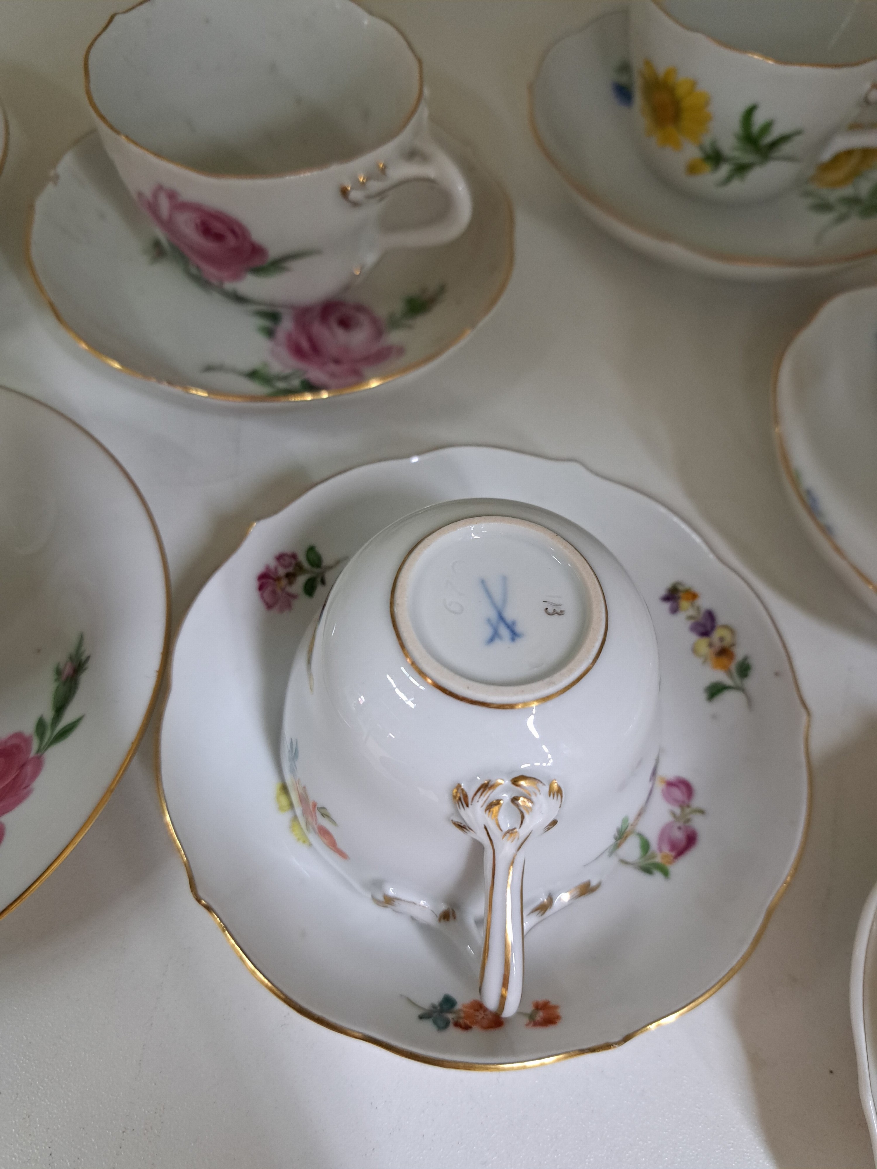 Detail d: 10 Mokkatassen mit 8 Untertassen, Meissen, 20. Jh., darunter gelbe Rose, rote Rose, gestreute Blumen, Blume I, Goldränder