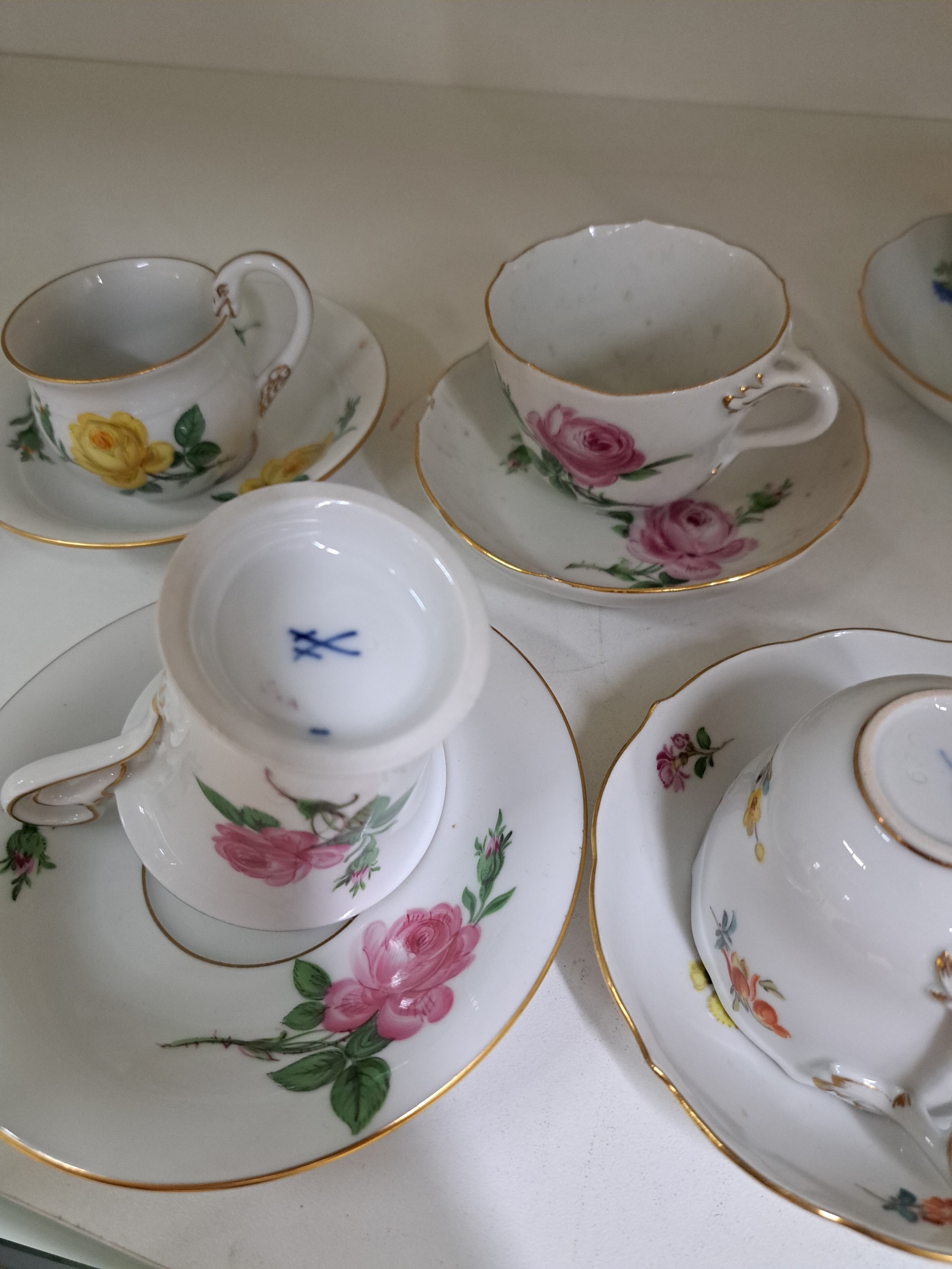 Detail f: 10 Mokkatassen mit 8 Untertassen, Meissen, 20. Jh., darunter gelbe Rose, rote Rose, gestreute Blumen, Blume I, Goldränder