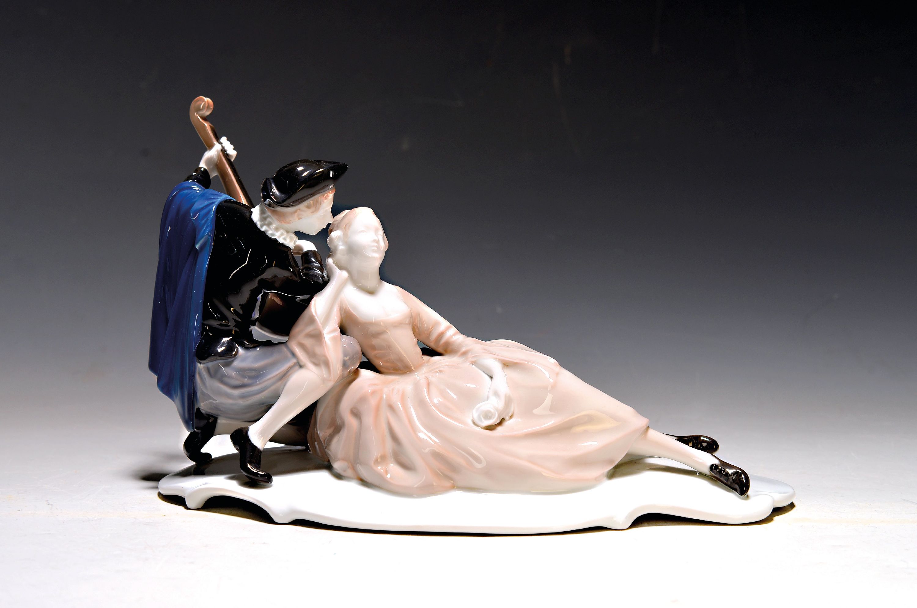 Image 27035390 - Porzellanfigur ´Werbung´, Rosenthal, Entwurf Himmelstoss, junger Mann spielt lauschender ...