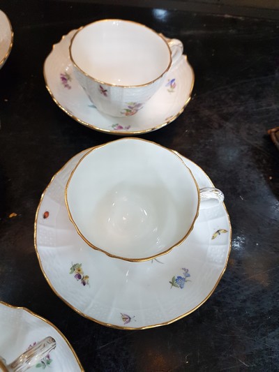 27035342b - 5 Kaffeegedecke, Meissen, um 1900, 1. Wahl, reliefierter Rand, bunt bemalt mit ...