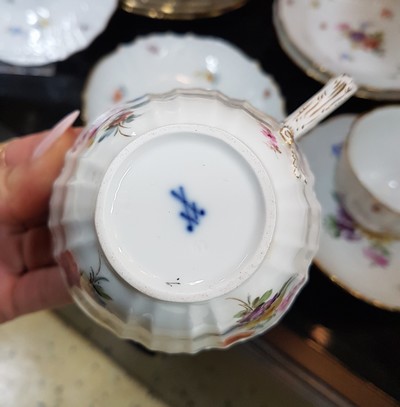 27035342f - 5 Kaffeegedecke, Meissen, um 1900, 1. Wahl, reliefierter Rand, bunt bemalt mit ...